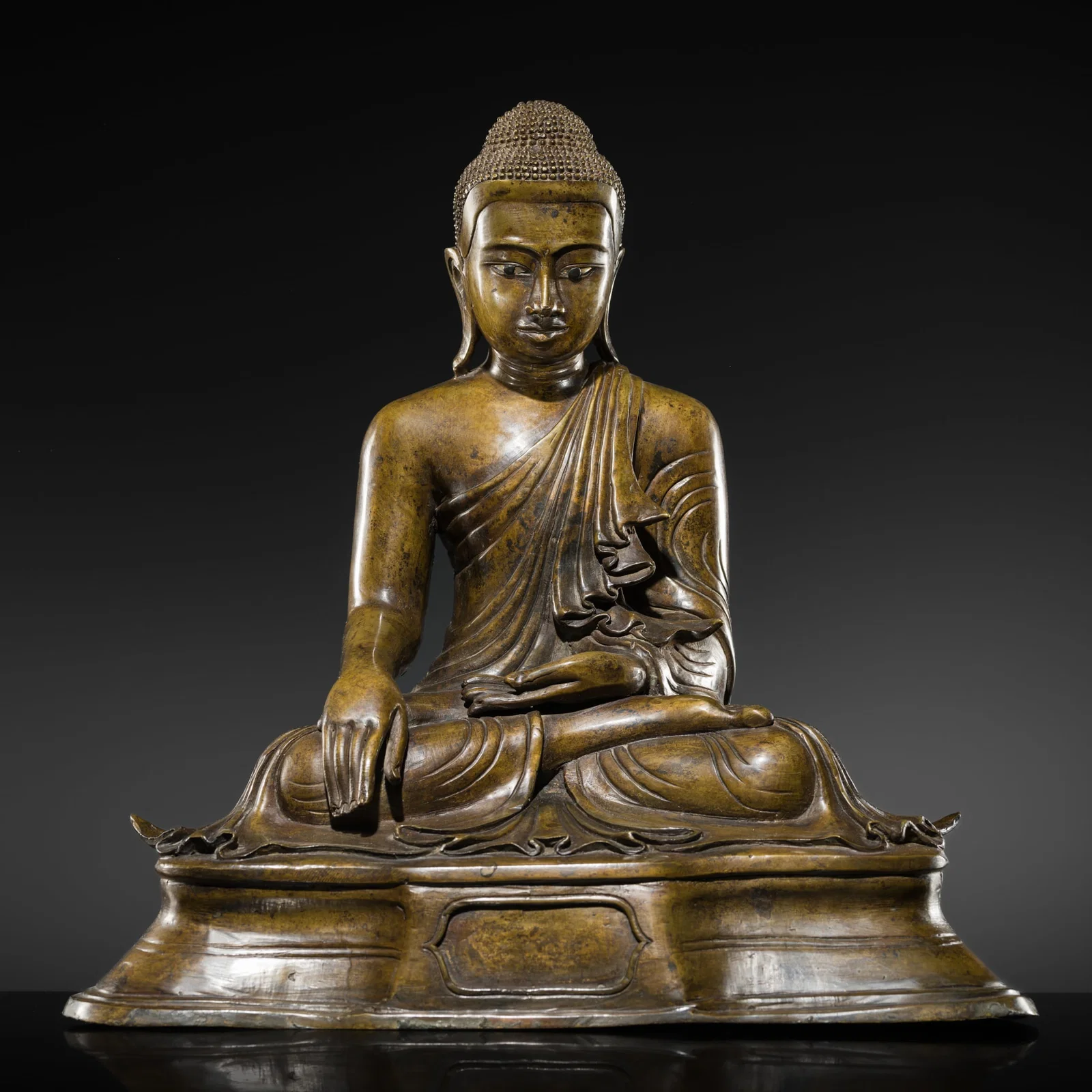 A FINE BRONZE OF THE SEATED BUDDHA, MANDALAY STYLE, KONBAUNG DYNASTY
