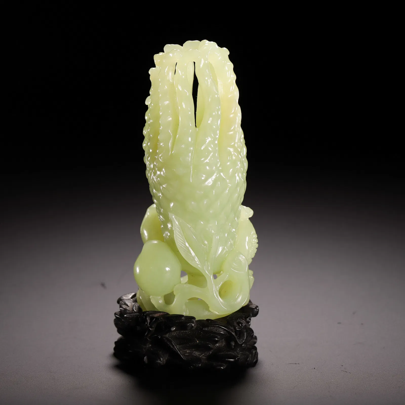 A FINE CARVED YELLOW JADE FINGERED CITRON