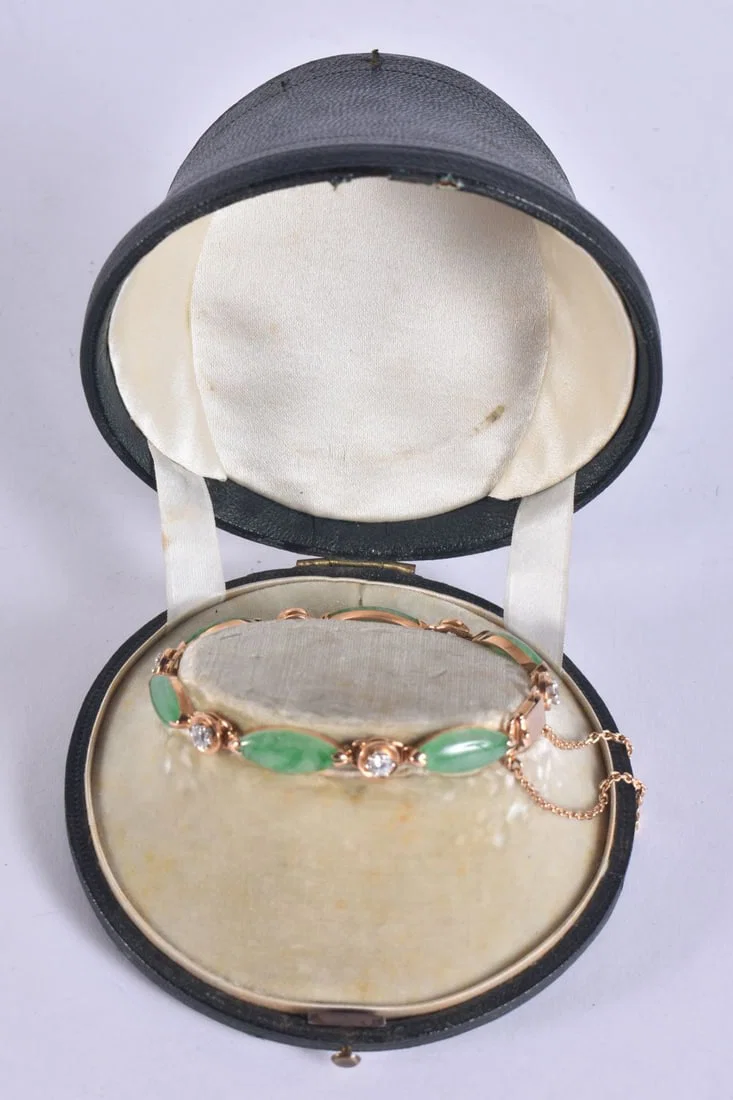 A FINE CHINESE 18CT GOLD DIAMOND AND JADEITE BRACELET. 15 grams. 15 cm long.