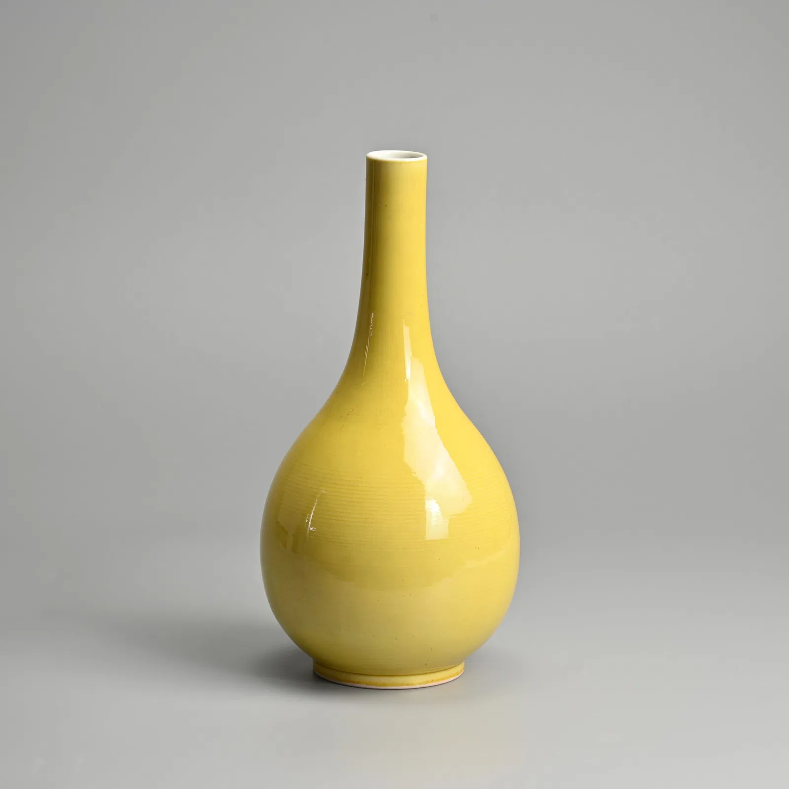 A FINE CHINESE YELLOW GLAZED PORCELAIN BOTTLE VASE, REPUBLIC PERIOD.