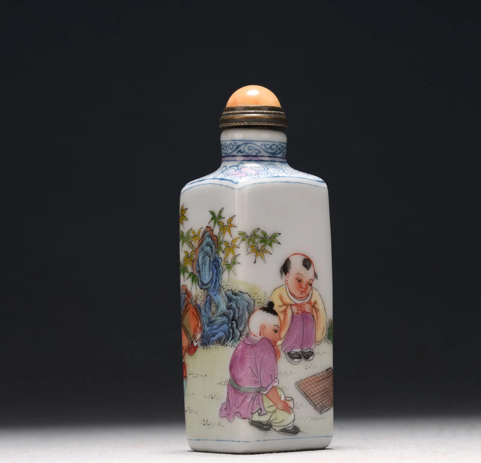 A Fine Enamel Figure Pattern Porcelain Snuff Bottle