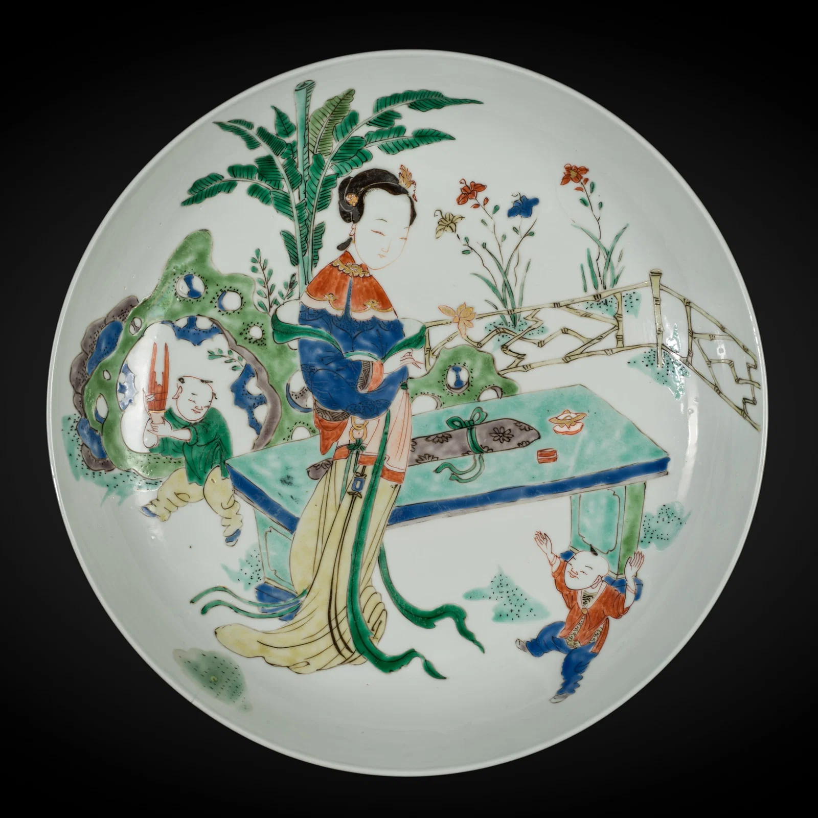 A FINE FAMILLE VERTE 'LADY AND BOYS' DISH, KANGXI PERIOD