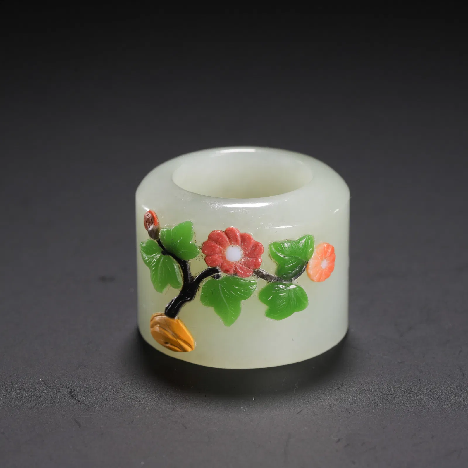 A FINE HARDSTONES INLAID WHITE JADE ARCHER RING