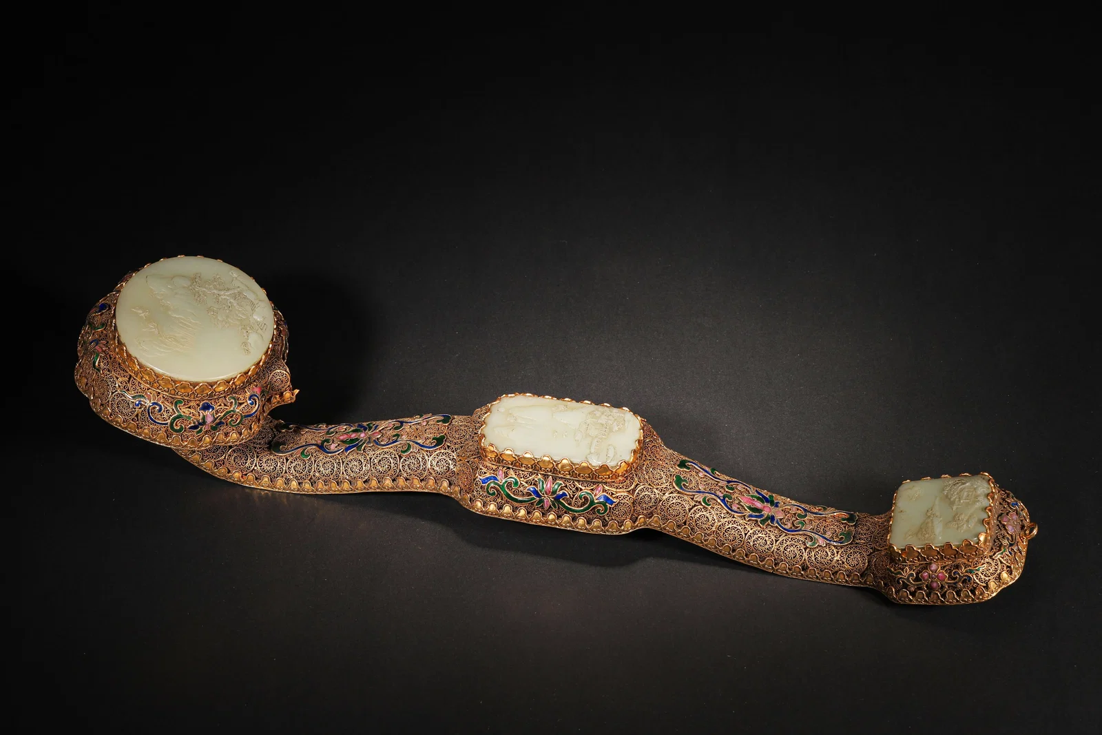 A FINE IMPERIAL GILT-SILVER FILIGREE AND ENAMEL RUYI SCEPTRE WITH INLAID CELADON JADE PANELS,