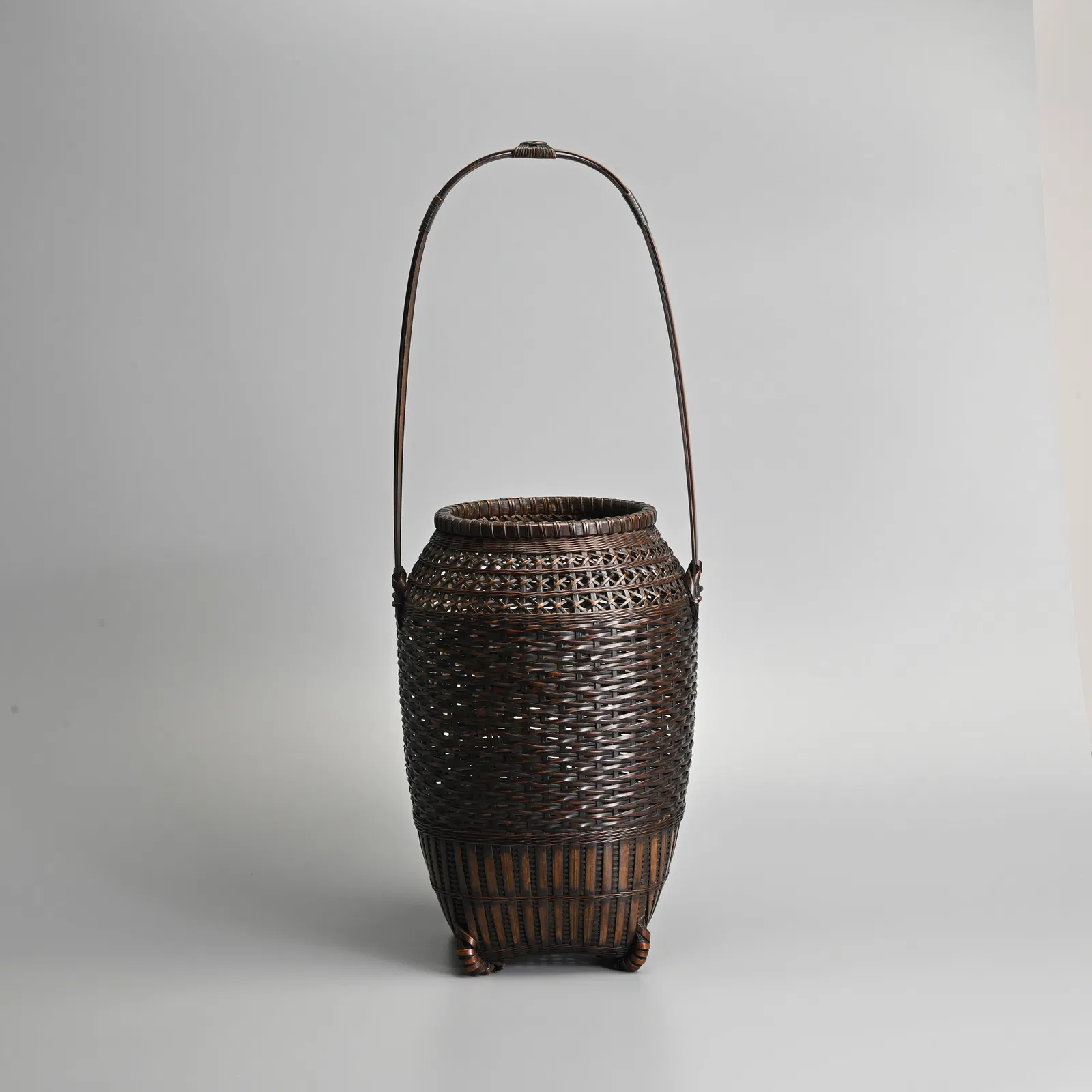 A FINE JAPANESE FLOWER BASKET BY YAMAMOTO CHIKURYUSAI I (1868-1950).