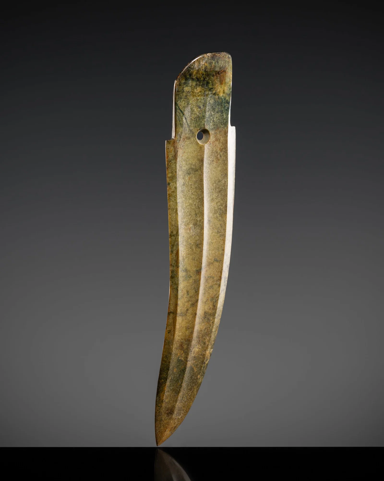 A FINE MOTTLED GREEN JADE CEREMONIAL DAGGER, GE, LATE SHANG DYNASTY