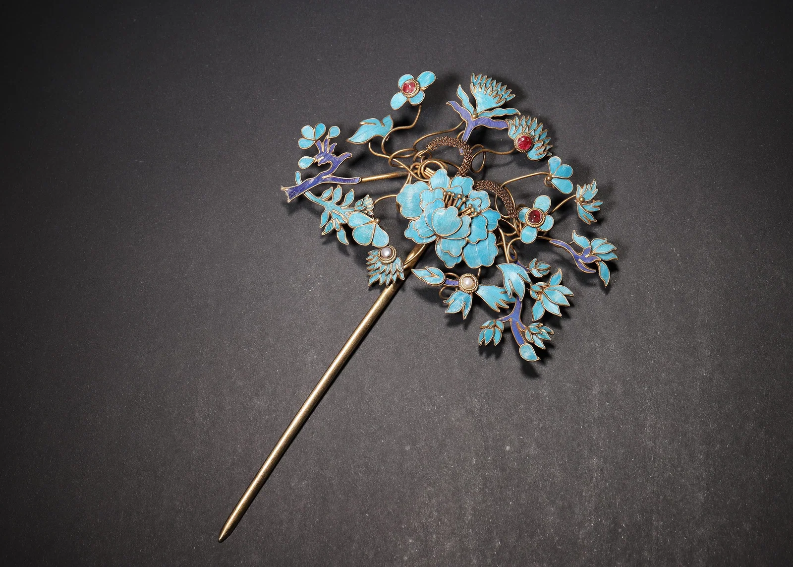 A FINE QING DYNASTY GILT-SILVER KINGFISHER FEATHER HAIRPIN WITH FLORAL MOTIFS AND GEM INLAY