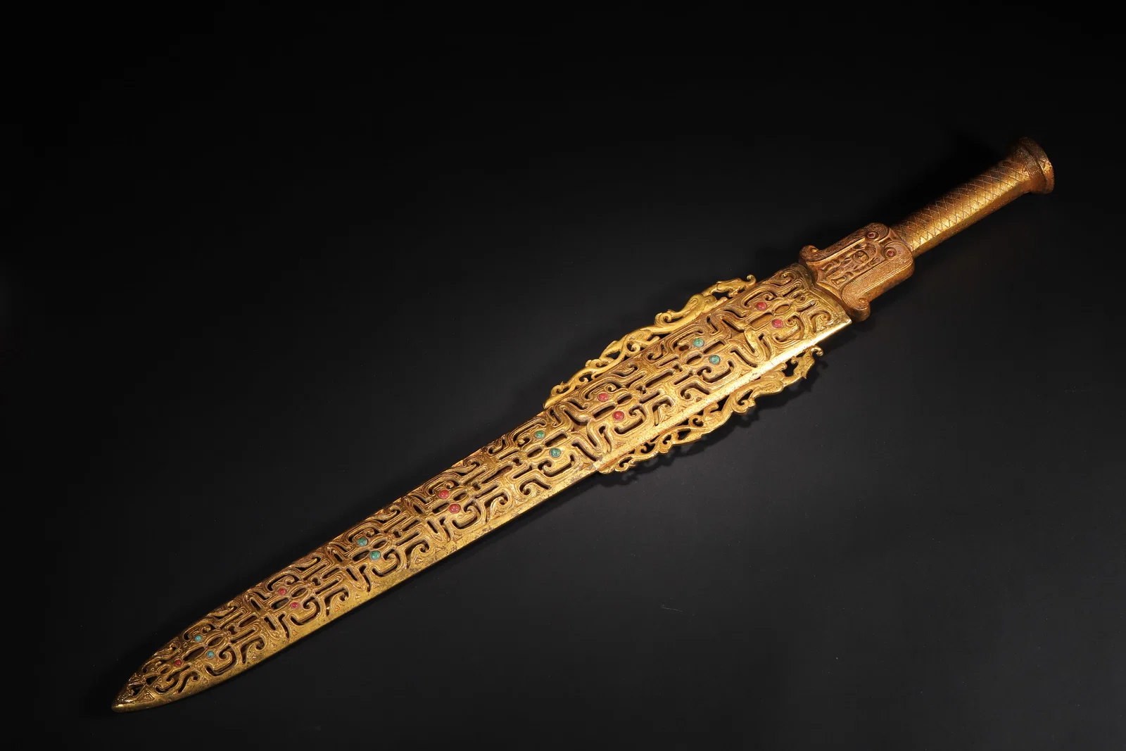 A FINE WARRING STATES TO HAN DYNASTY GILT-BRONZE ORNAMENT WITH TURQUOISE AND AGATE INLAY (WITH