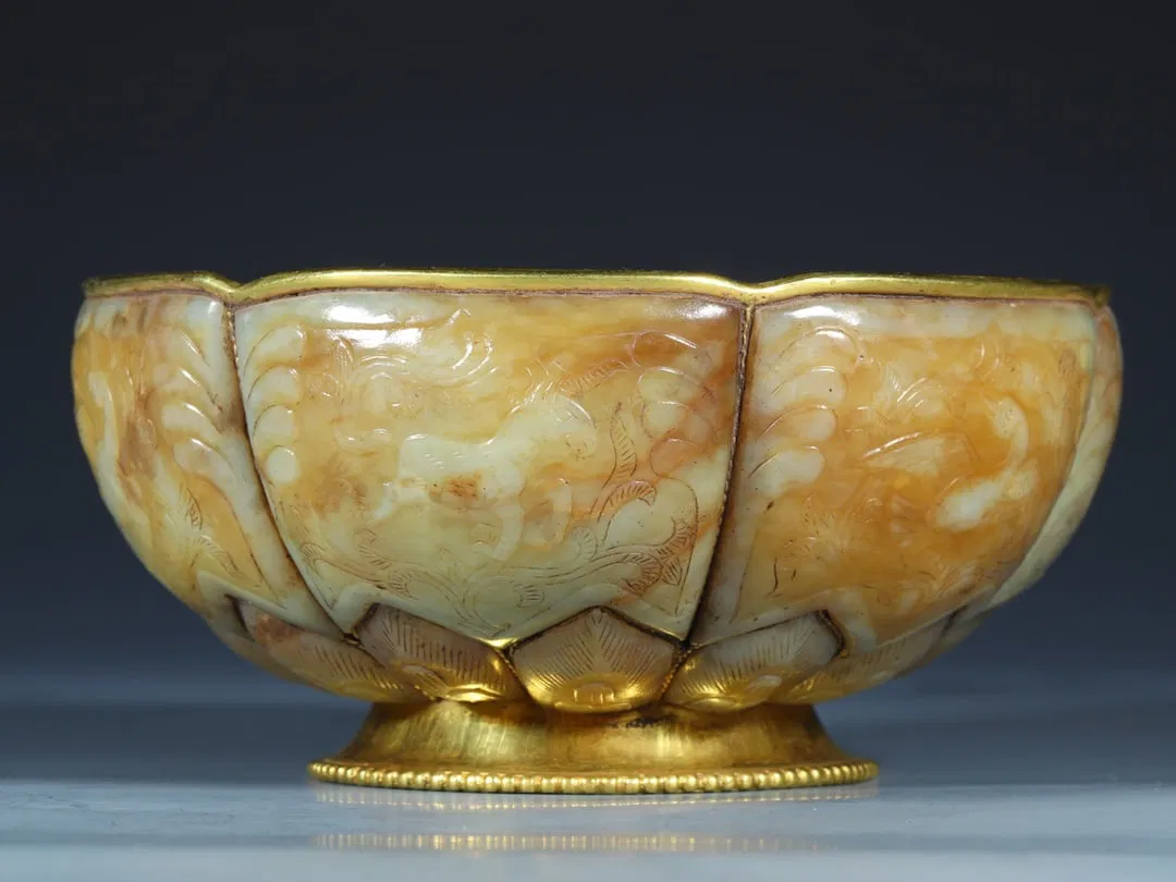 A Fine White Jade Cover with Gold Auspicious Beast Pattern Bowl