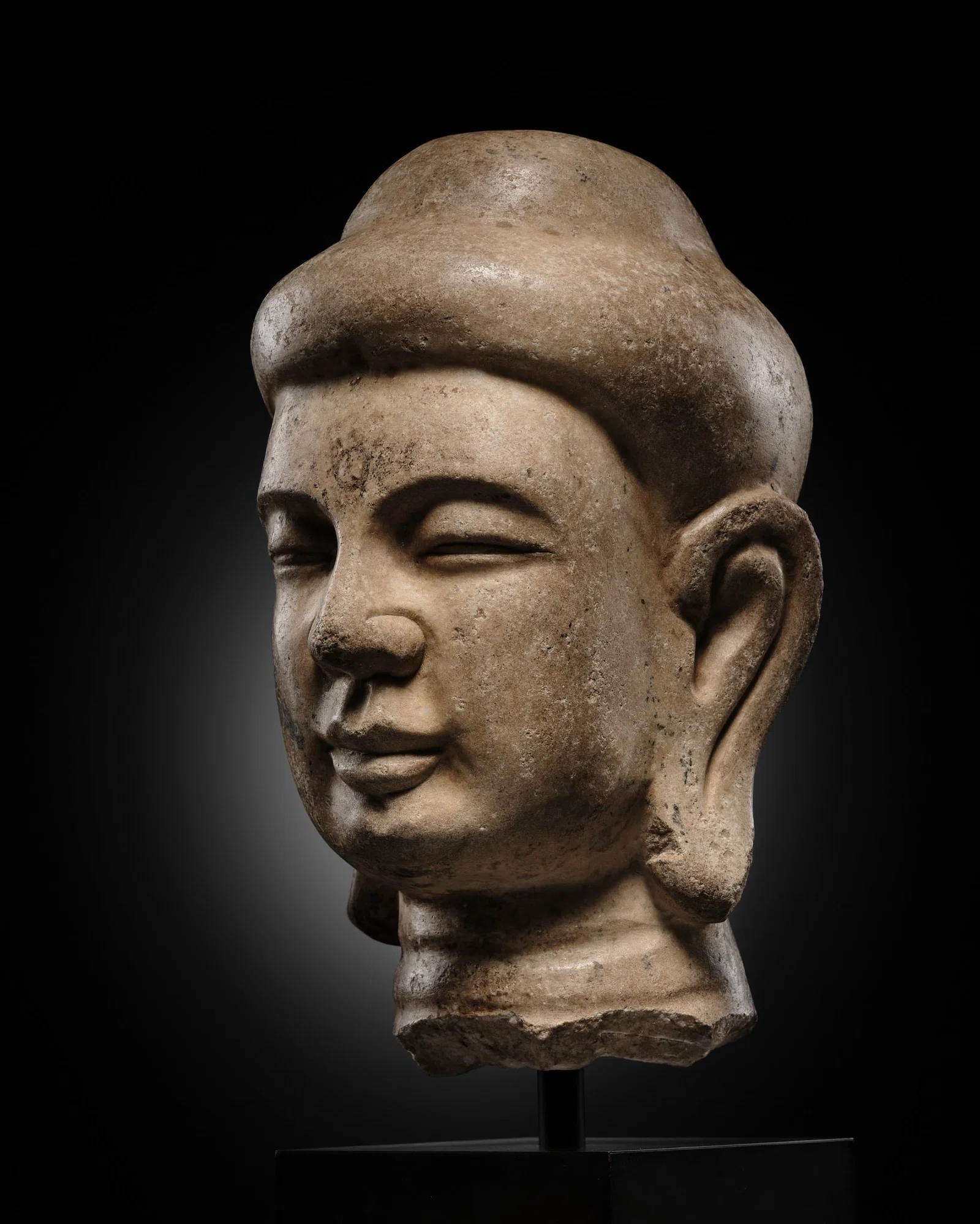 A FINELY CARVED AND POLISHED WHITE MARBLE HEAD OF BUDDHA, NORTHERN WEI DYNASTY