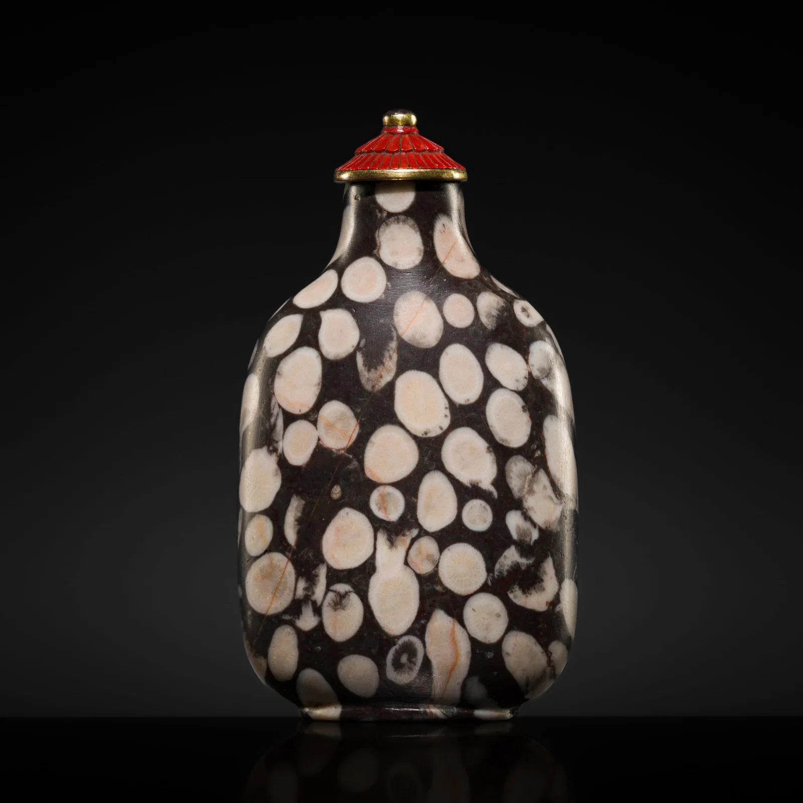A FOSSILIFEROUS LIMESTONE SNUFF BOTTLE, 1750-1880