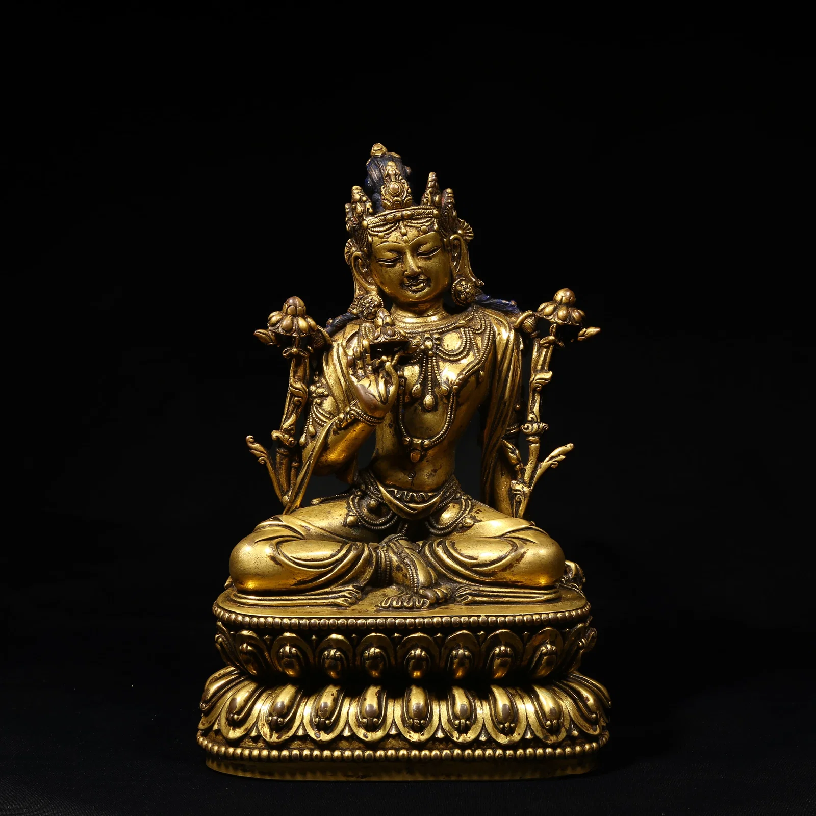 A GILDED BRONZE SCULPTURE OF AVALOKITESHVARA (GUANYIN IN EASEFUL POSTURE)