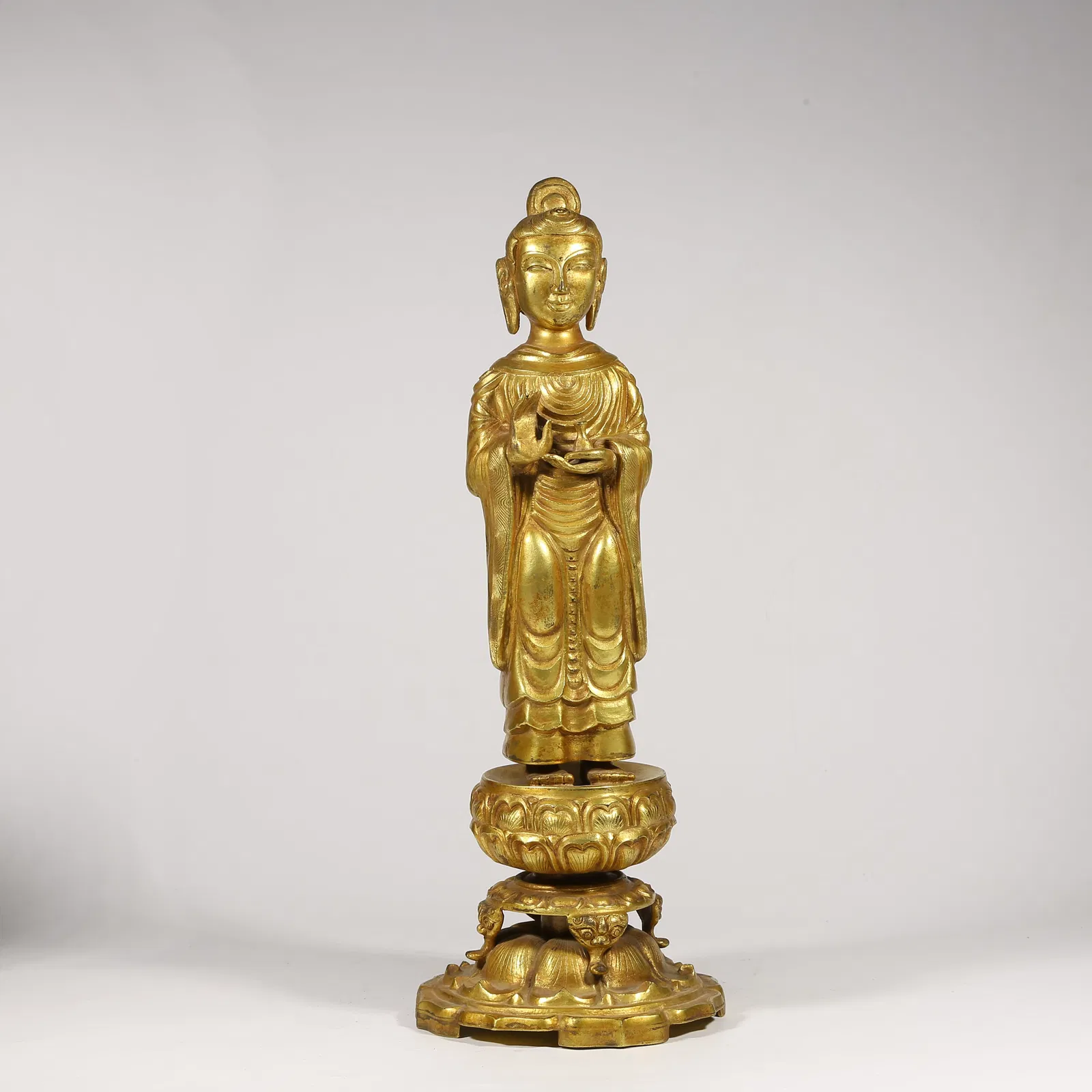 A GILDED BRONZE SHAKYAMUNI BUDDHA STATUE
