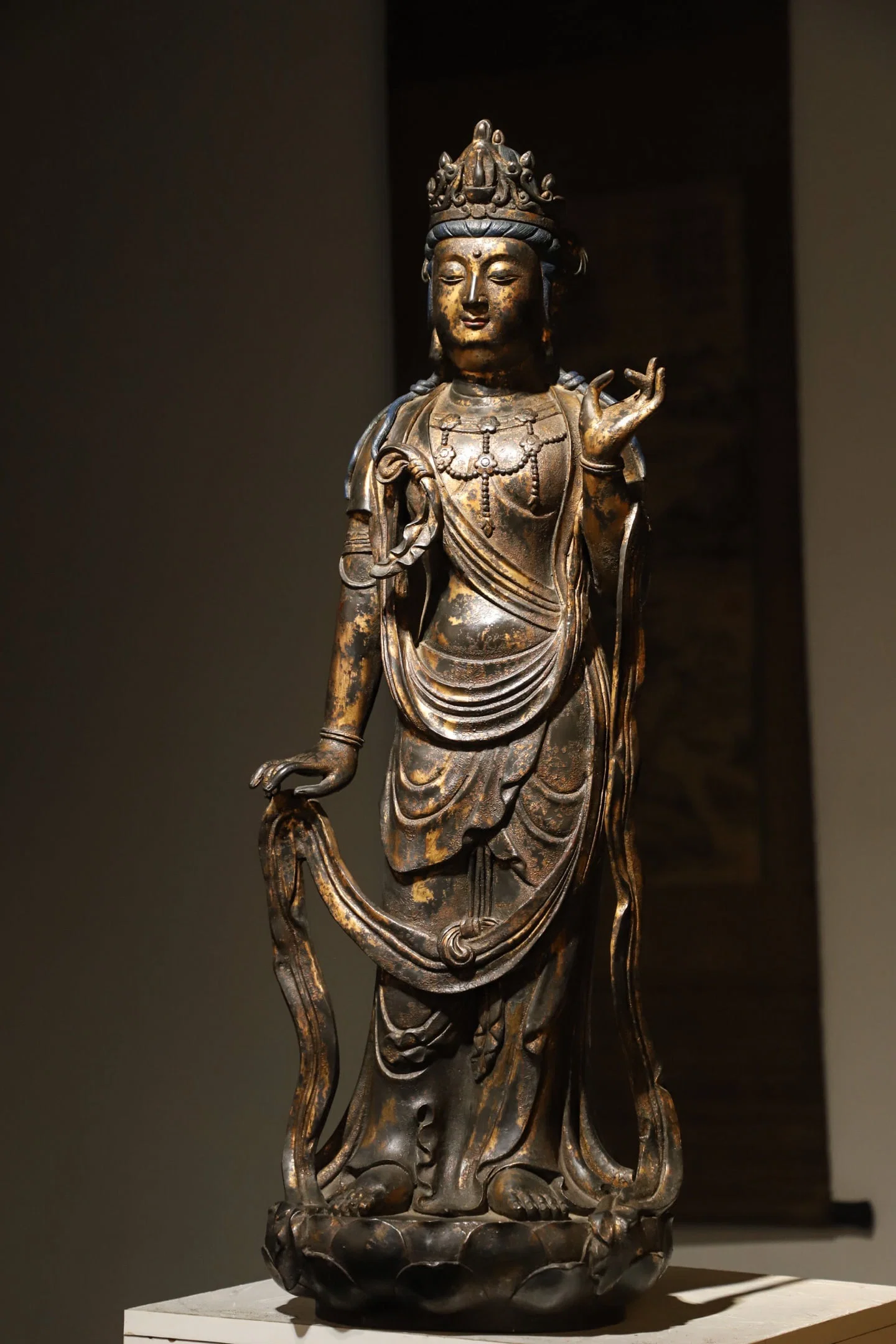 A GILDED BRONZE STATUE OF MAHASTHAMAPRAPTA BODHISATTVA FROM THE MING DYNASTY