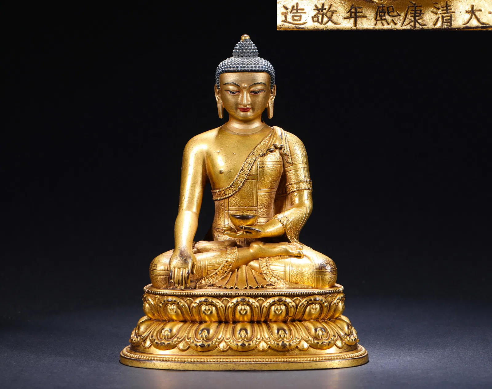 A GILDED BRONZE STATUE OF SAKYAMUNI BUDDHA WITH THE EMPEROR KANGXI INSCRIPTION OF THE QING DYNASTY