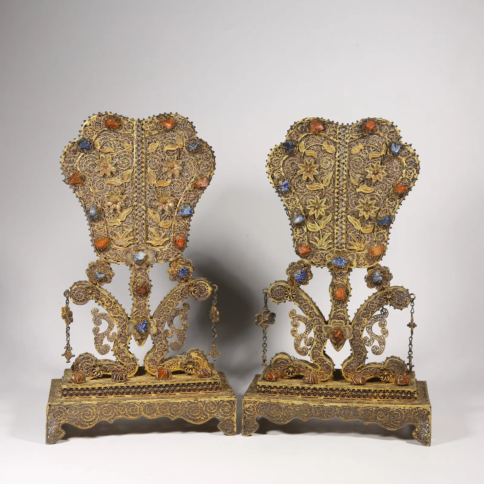 A GILDED SILVER FILIGREE FAN ORNAMENT SET INLAID WITH GEMSTONES