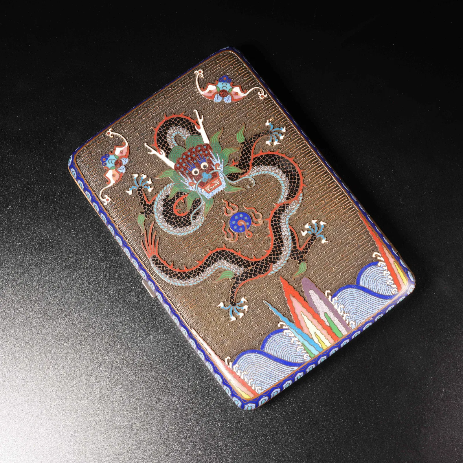 A GILT- AND ENAMELLED BRONZE COVERED BOX WITH JIANGYA SEAWATER DRAGON PATTERN