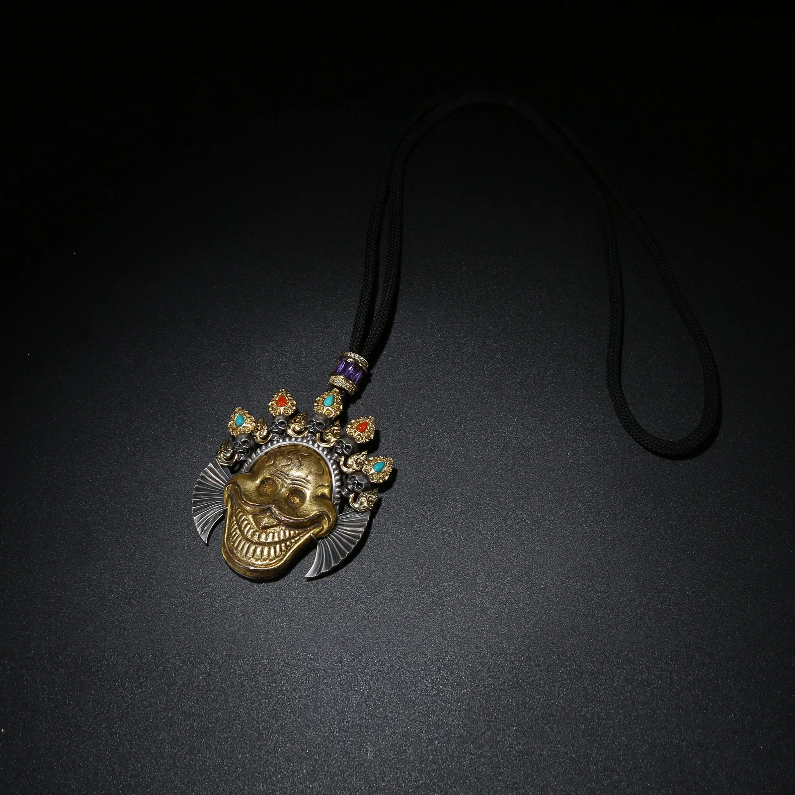 A GILT BRONZE CHARNEL GROUND ORNAMENT WITH 18K GOLD PLATING