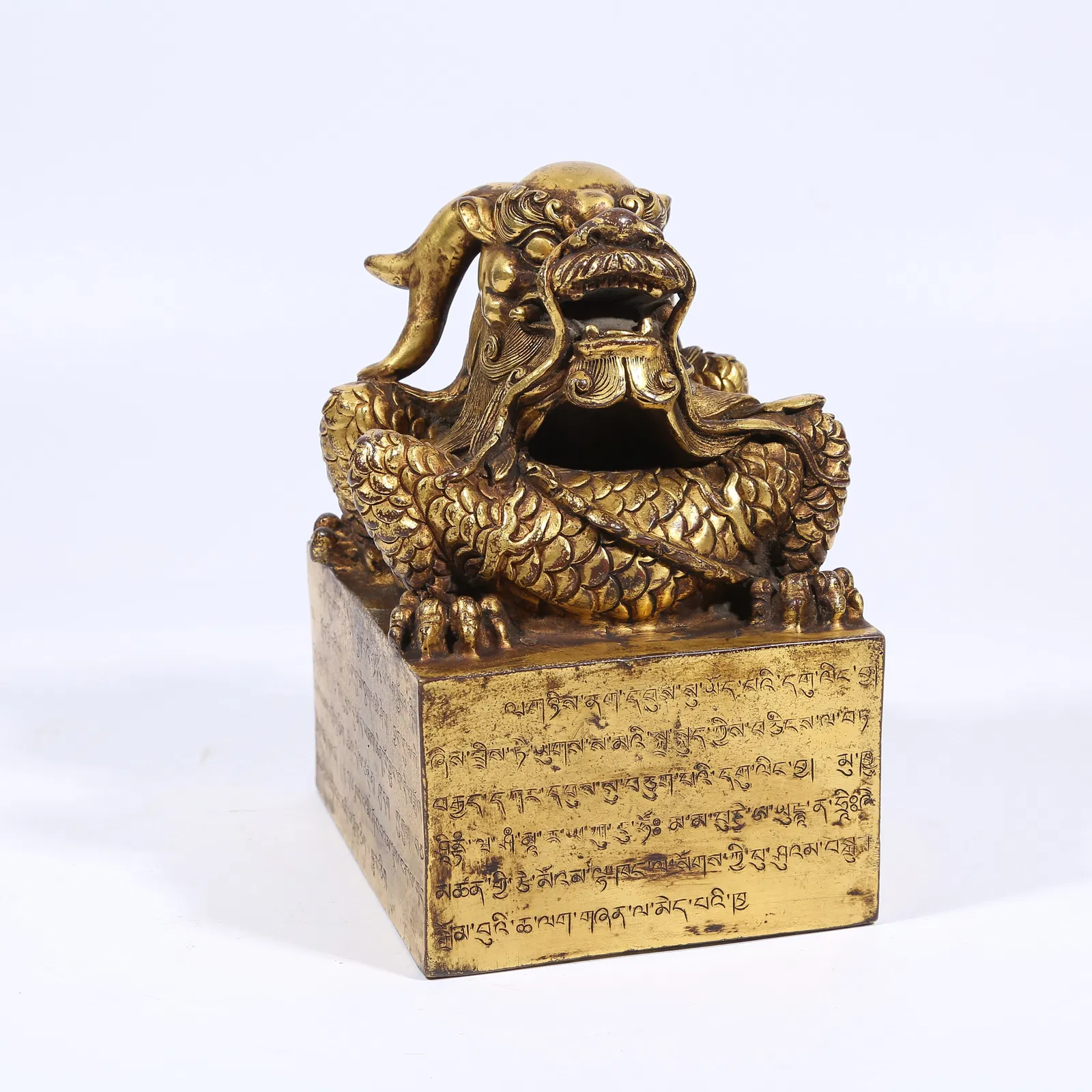 A GILT BRONZE DRAGON-HEAD SEAL