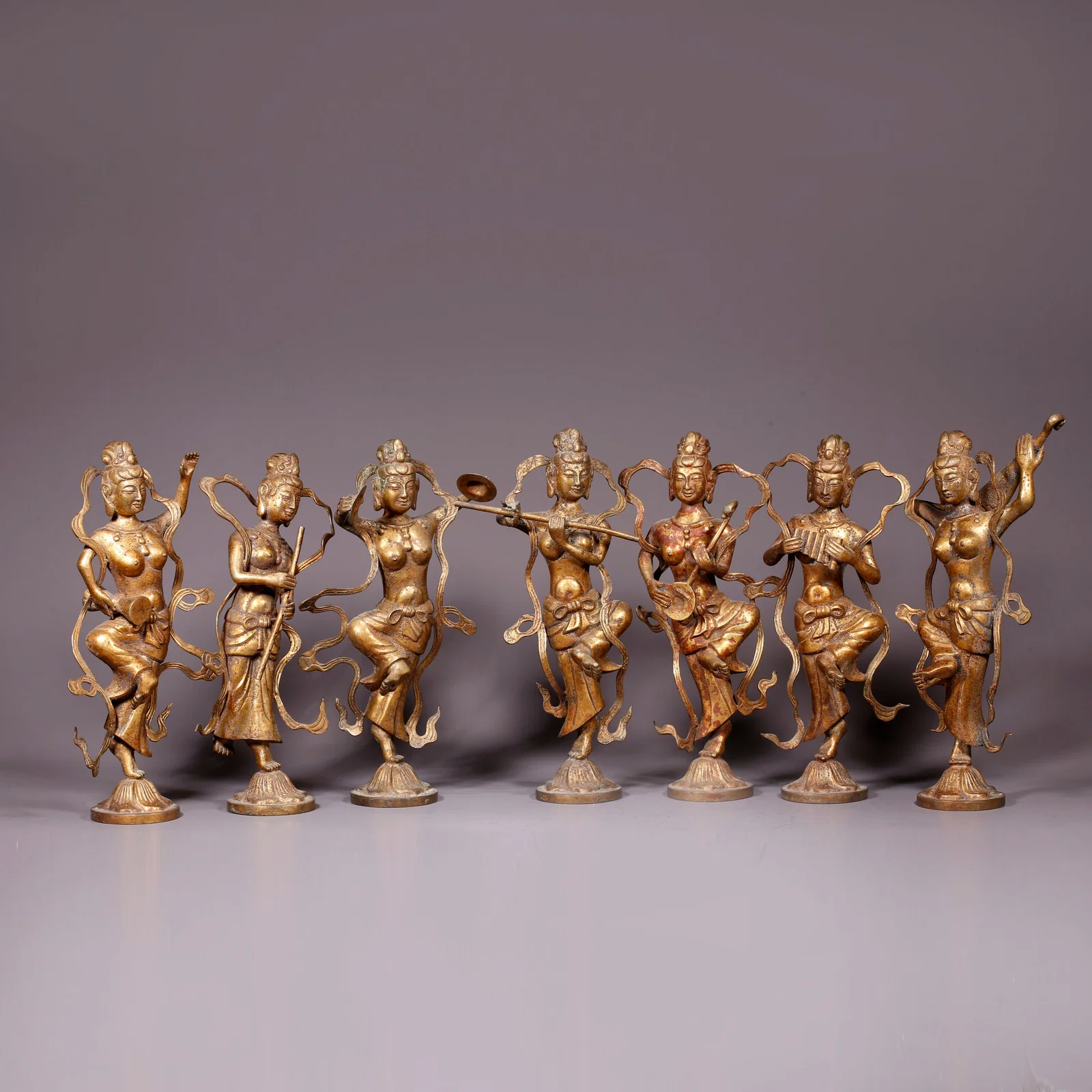 A GILT BRONZE FIGURINE SET WITH HUMAN FIGURES