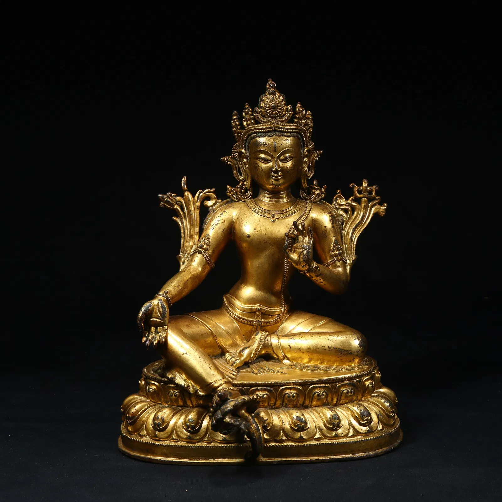 A GILT BRONZE GREEN TARA STATUE