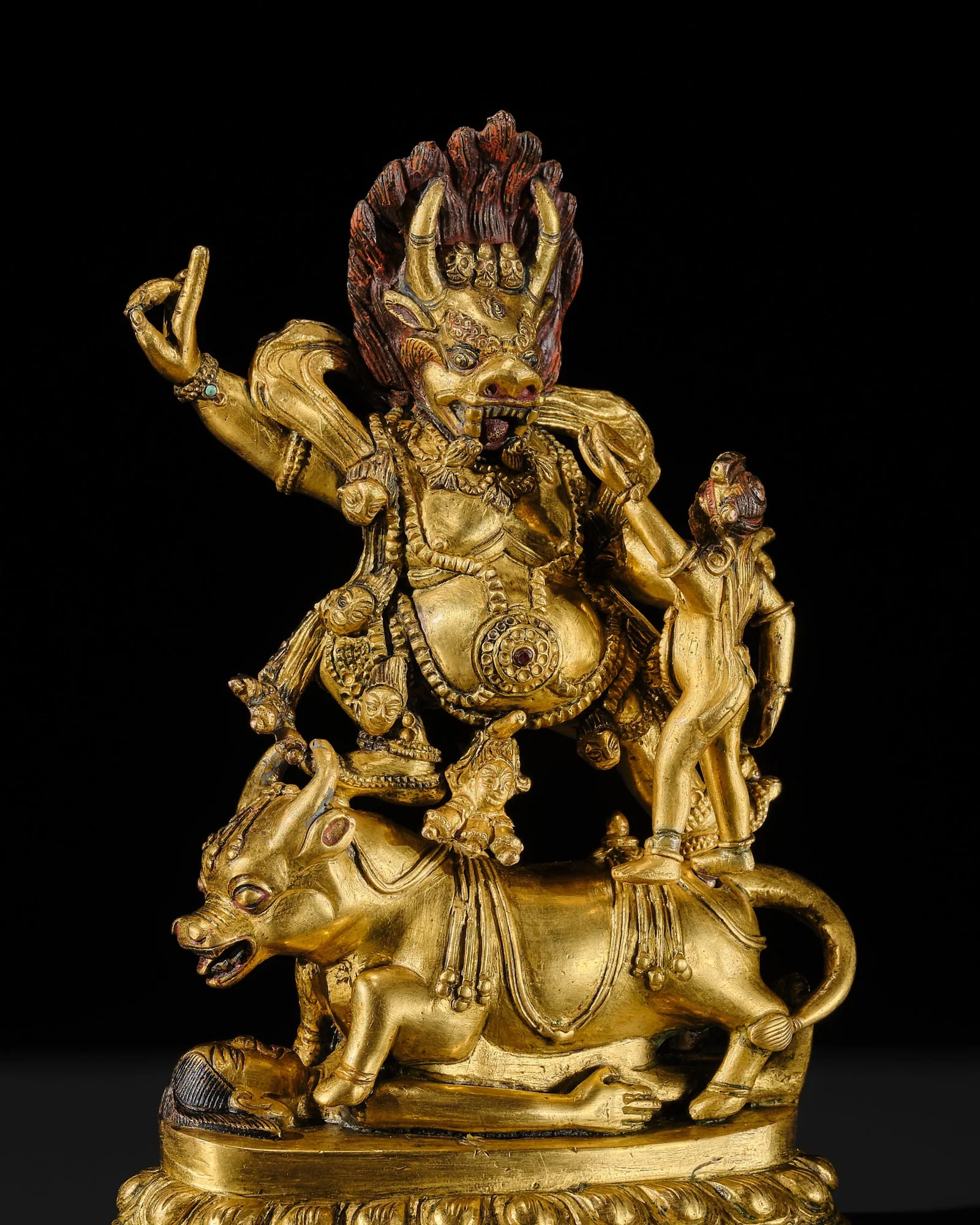 A GILT-BRONZE GROUP OF YAMA DHARMARAJA AND CHAMUNDA, TIBETAN-CHINESE, 18TH CENTURY
