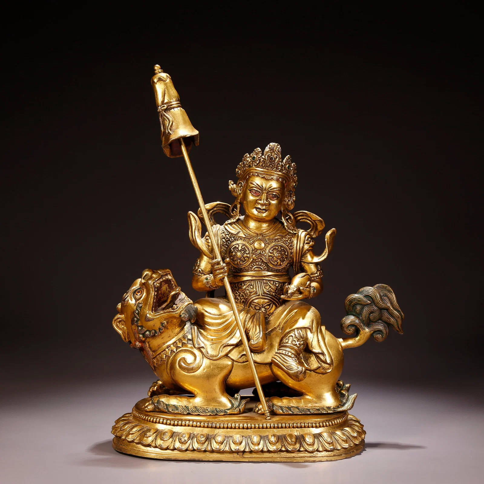 A GILT-BRONZE HEAVENLY KING WITH PRECIOUS UMBRELLA FIGURE