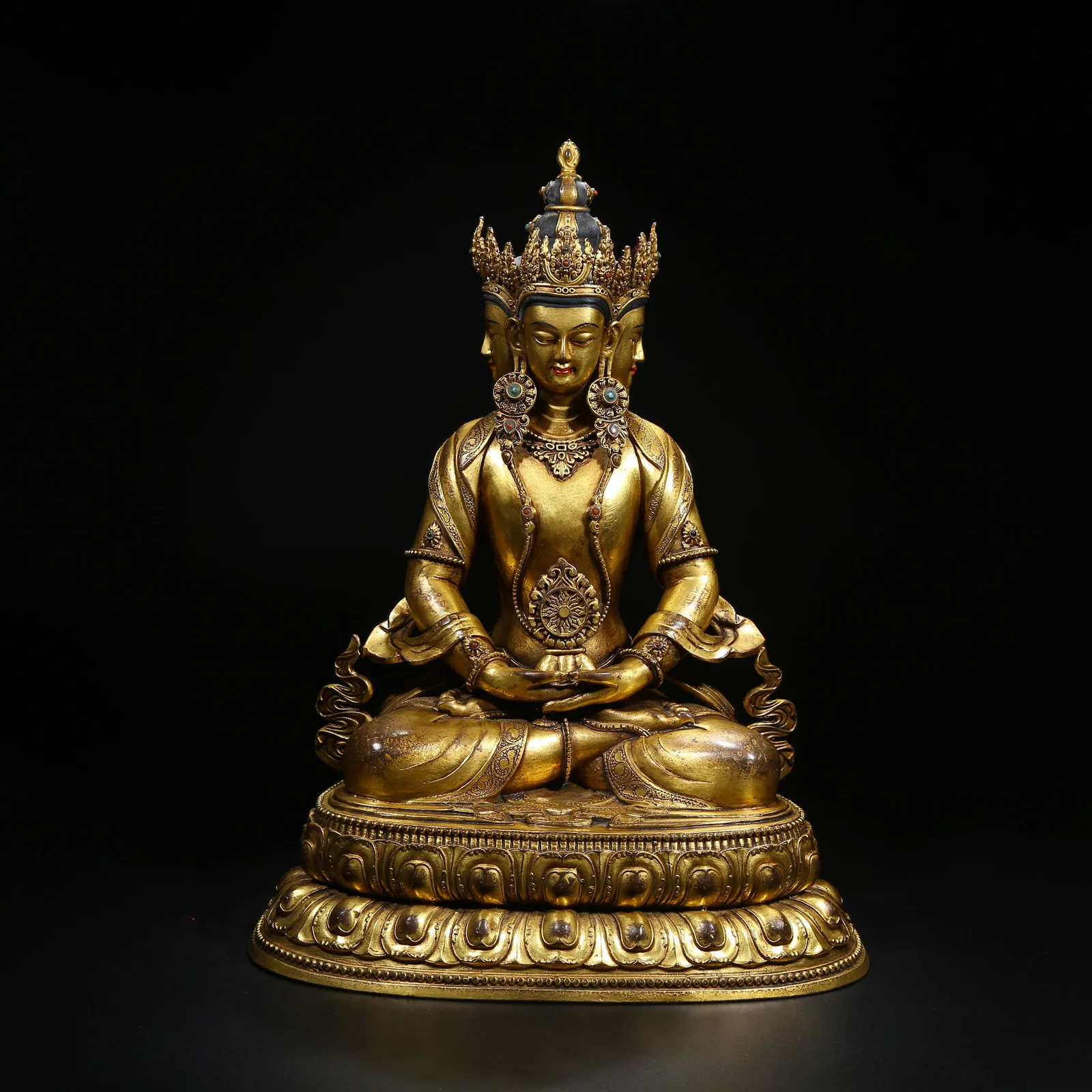 A GILT BRONZE MAHAVAIROCANA STATUE INLAID WITH GEMS