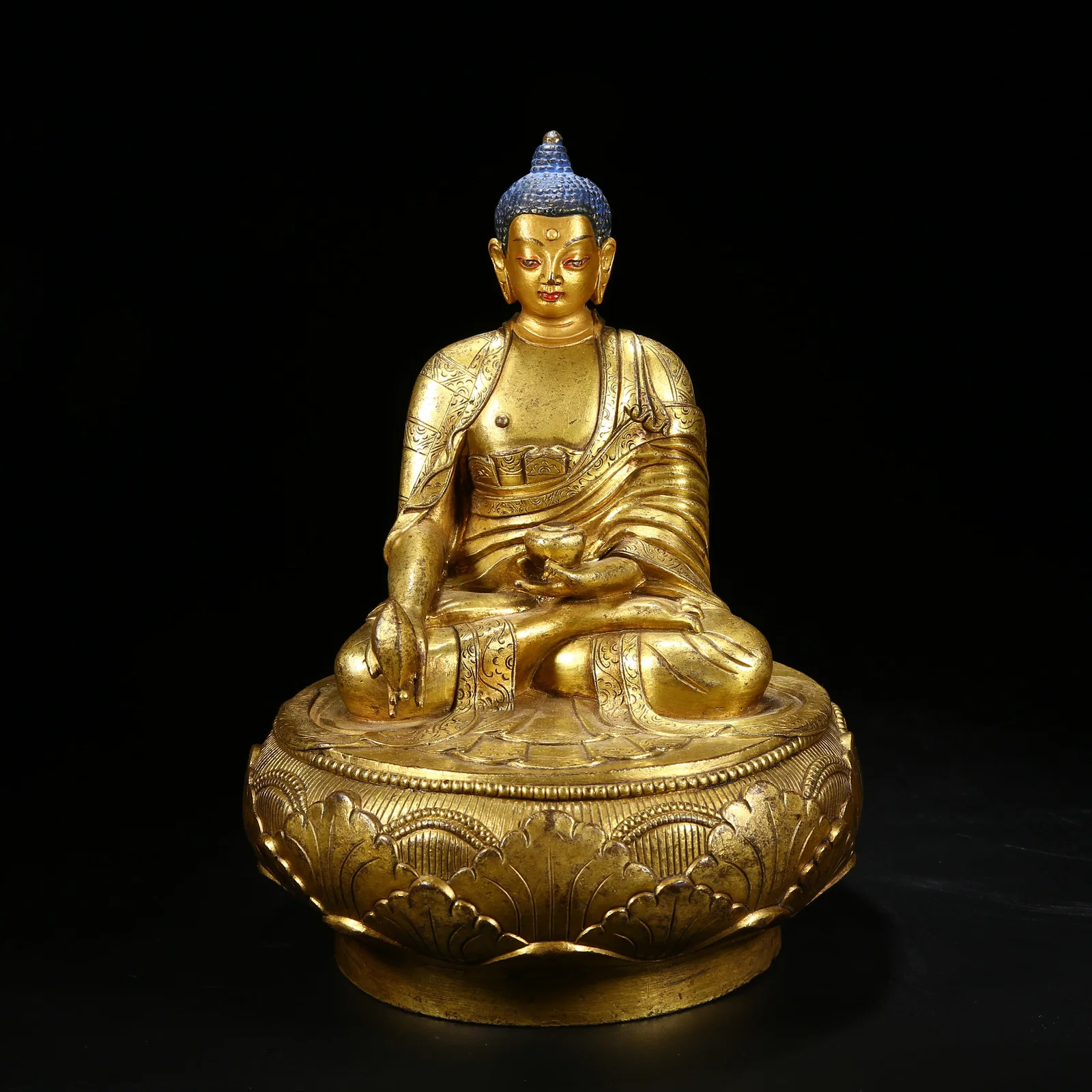 A GILT BRONZE MEDICINE BUDDHA STATUE IN MONGOLIAN STYLE