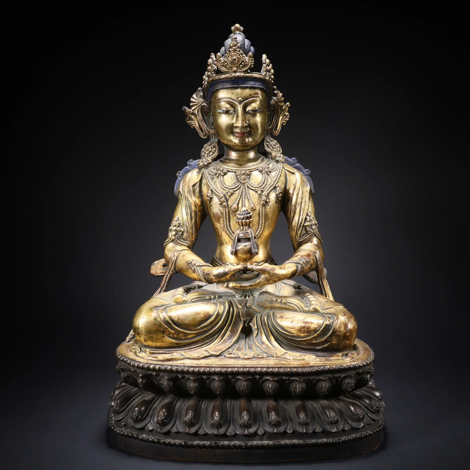 A GILT BRONZE SEATED AMITAYUS (BUDDHA OF INFINITE LIFE)