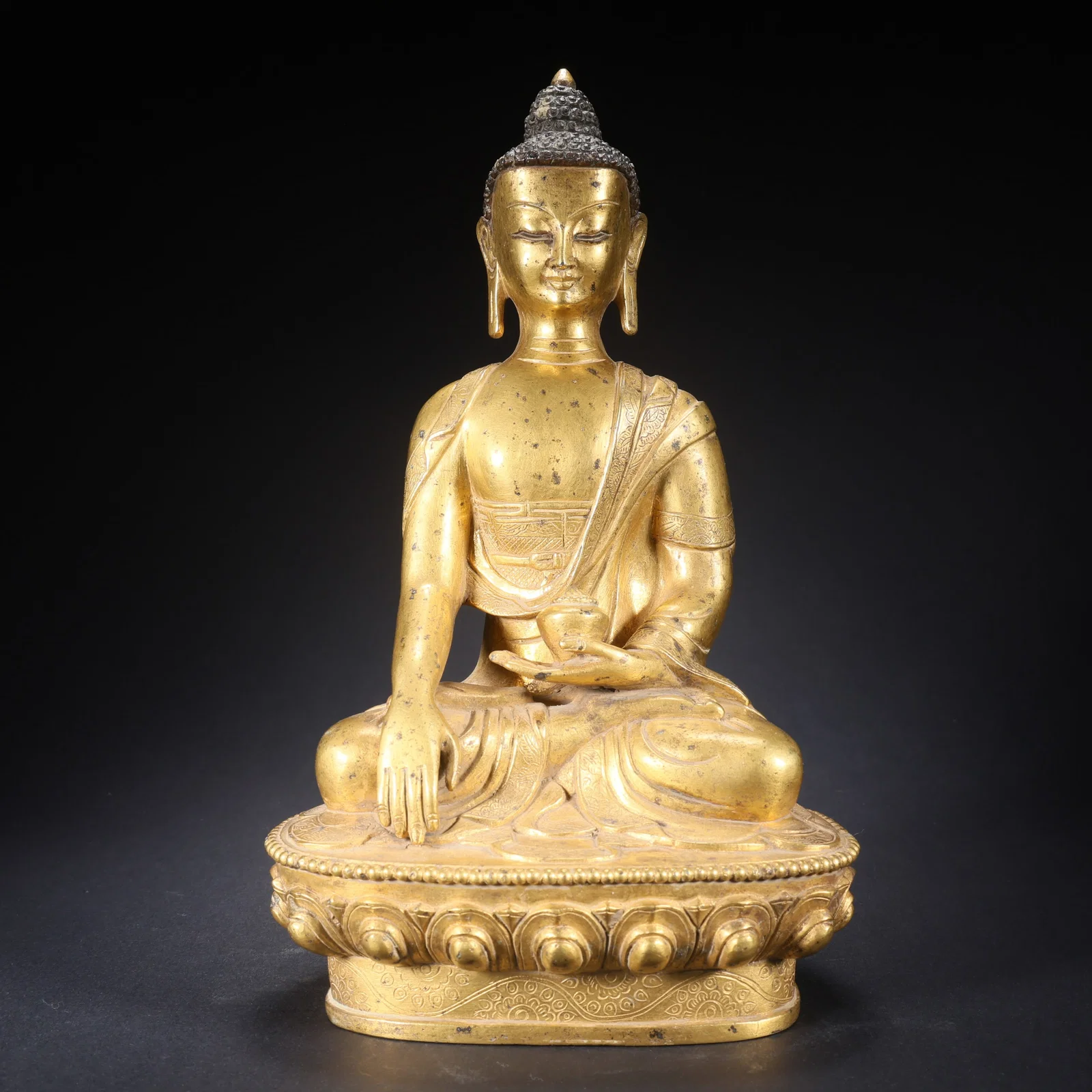 A GILT BRONZE SEATED SHAKYAMUNI