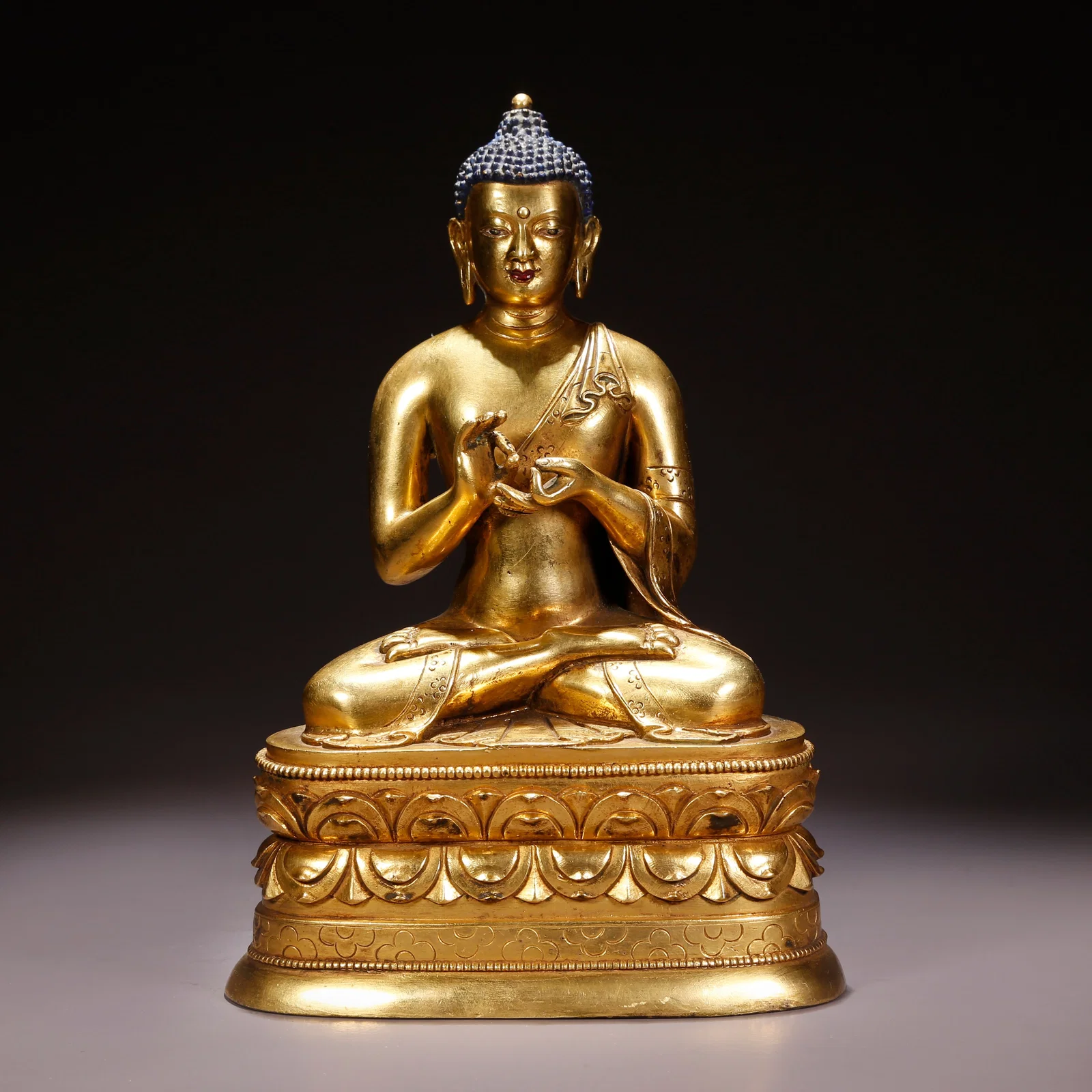 A GILT-BRONZE SHAKYAMUNI FIGURE