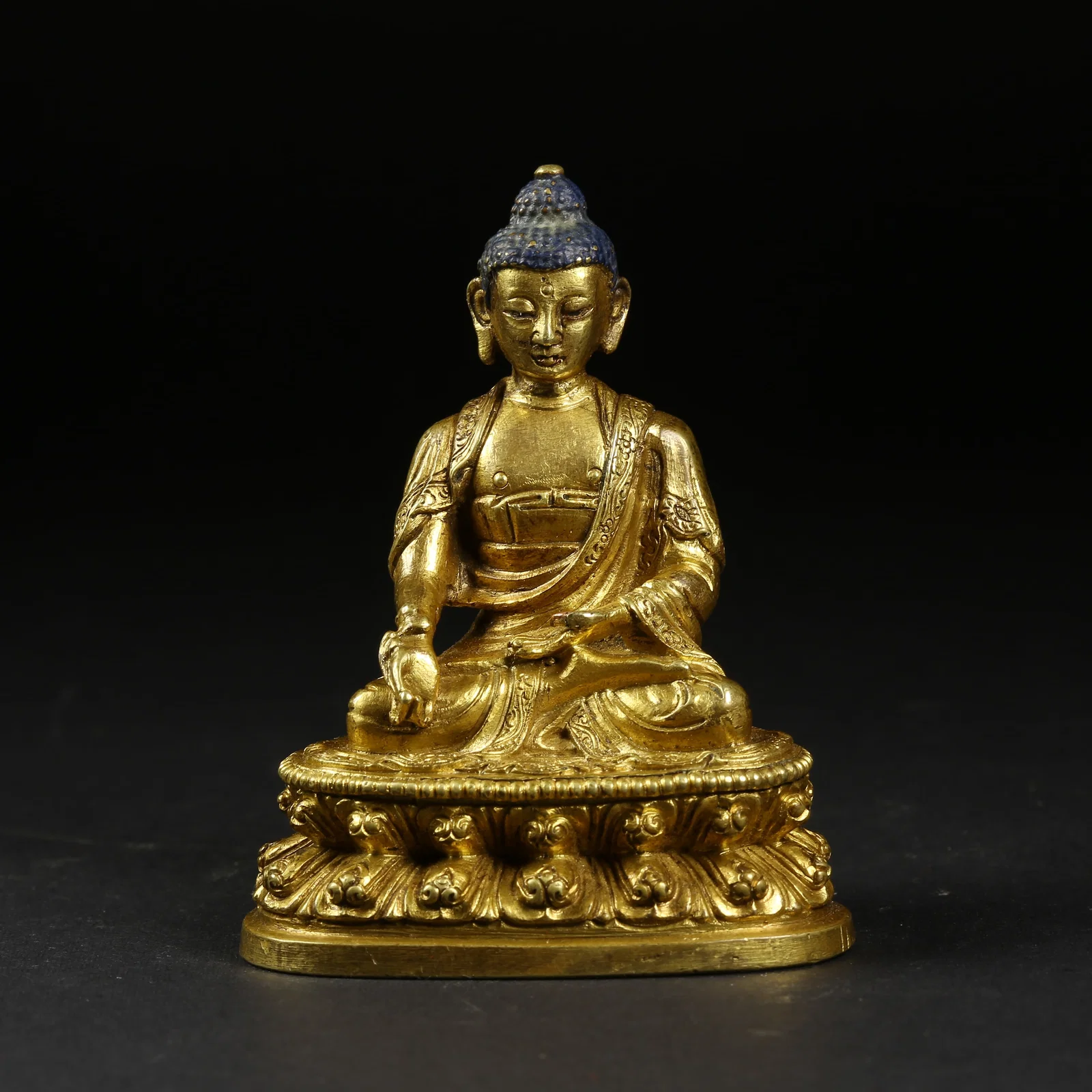 A GILT-BRONZE SHAKYAMUNI SEATED STATUE