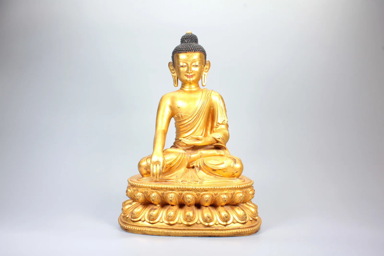 A GILT-BRONZE SHAKYAMUNI STATUE