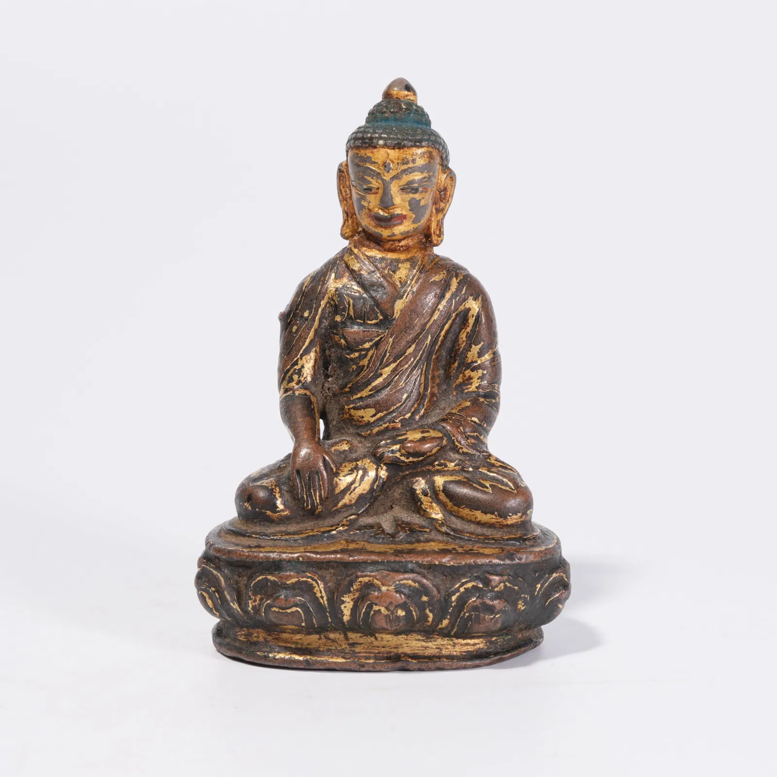 A GILT BRONZE SHAKYAMUNI STATUE