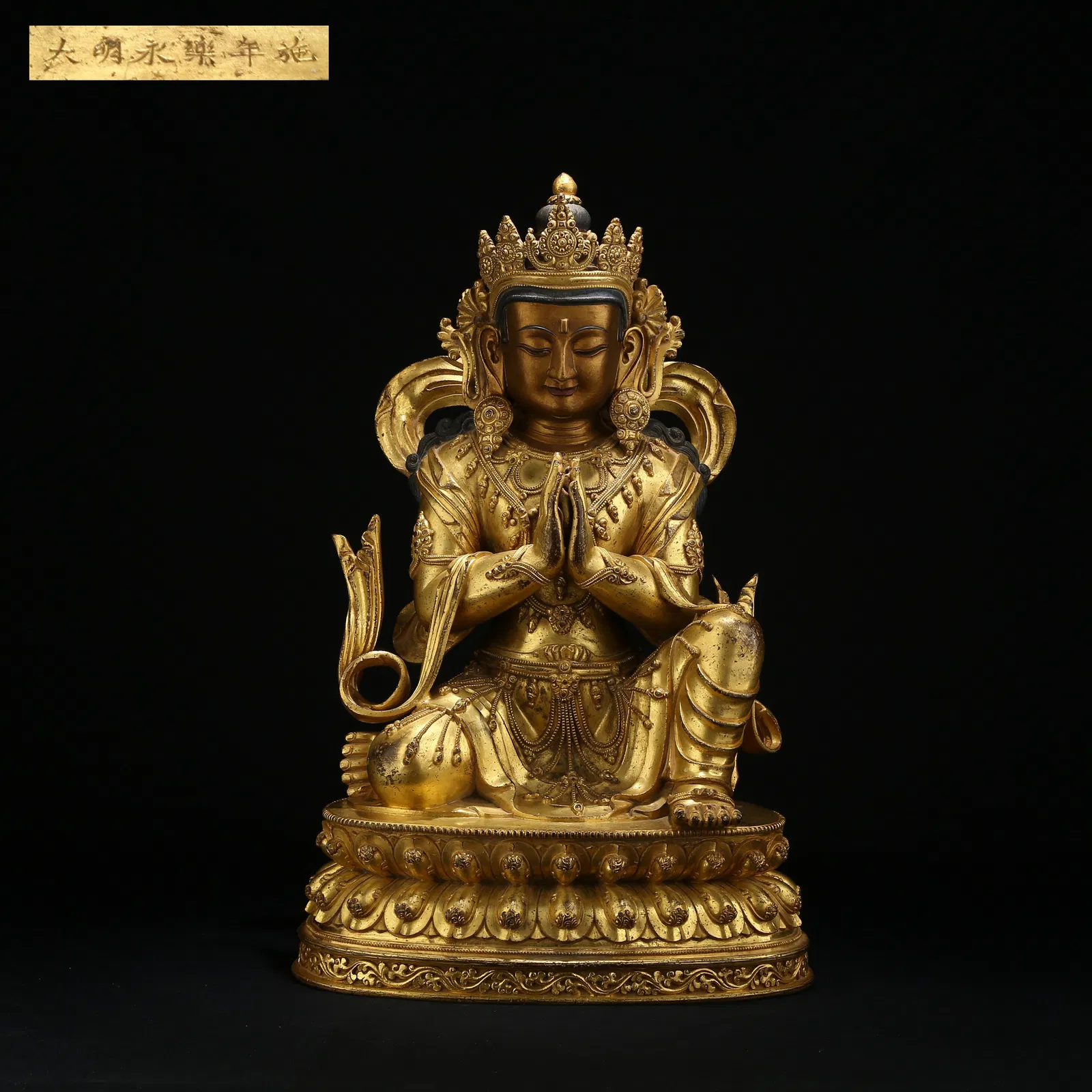 A GILT BRONZE STATUE OF A BODHISATTVA IN OFFERING POSTURE