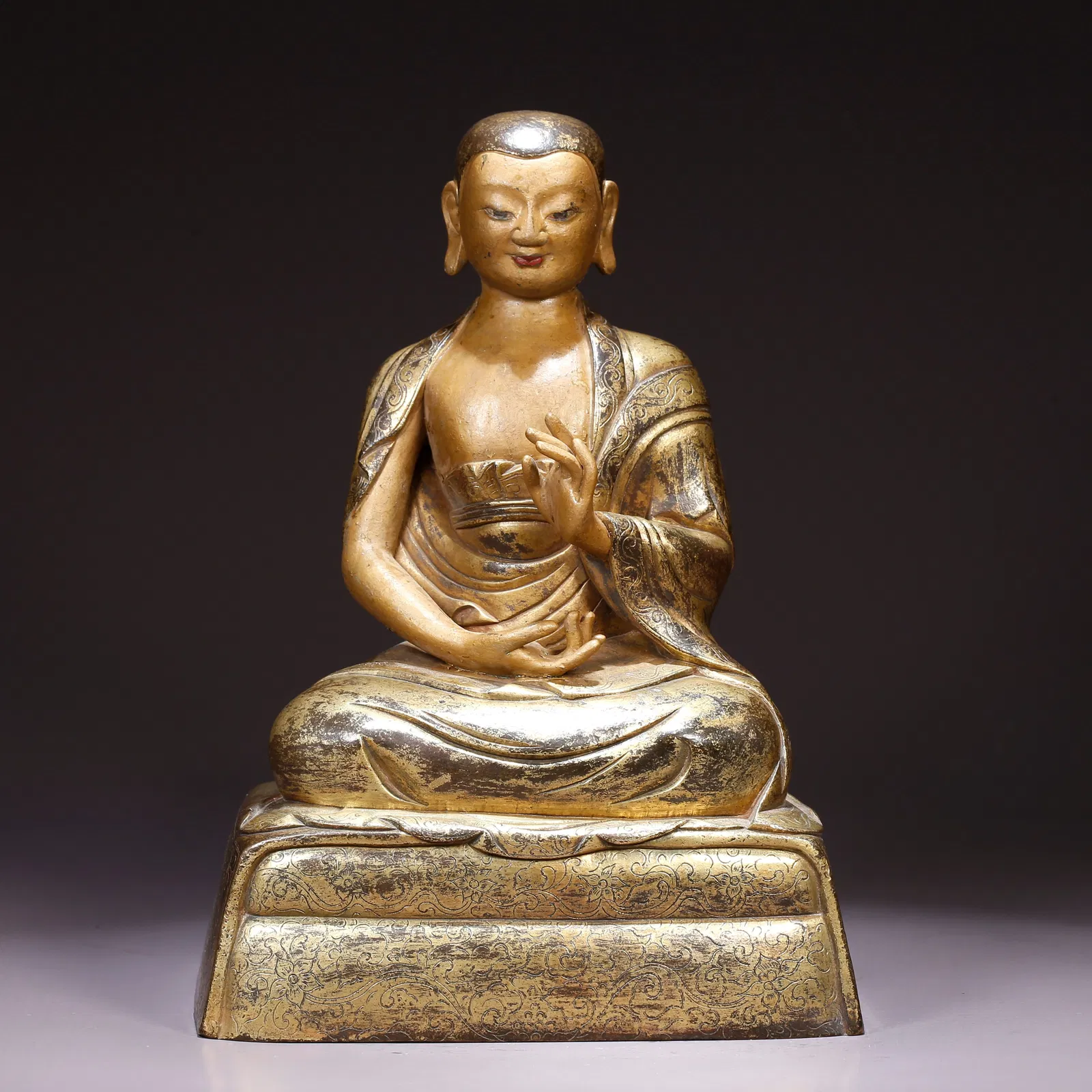 A GILT BRONZE STATUE OF AN ARHAT