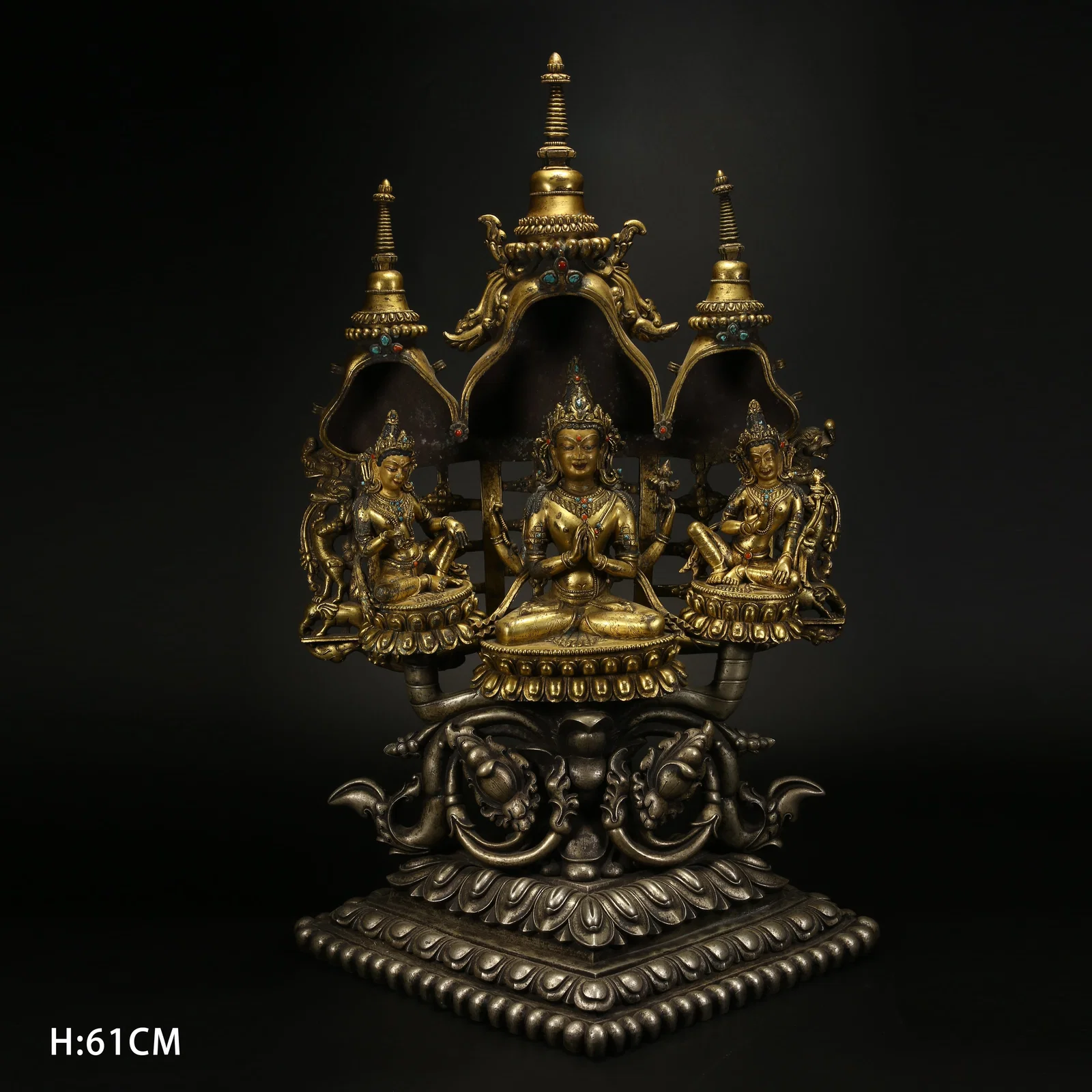 A GILT BRONZE STATUE OF FOUR-ARMED AVALOKITESHVARA AND ATTENDANT BODHISATTVAS