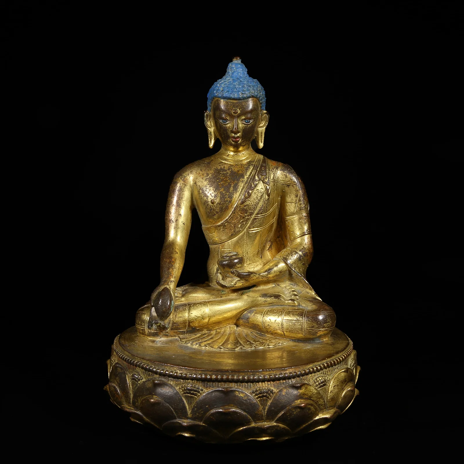 A GILT-BRONZE STATUE OF SHAKYAMUNI BUDDHA