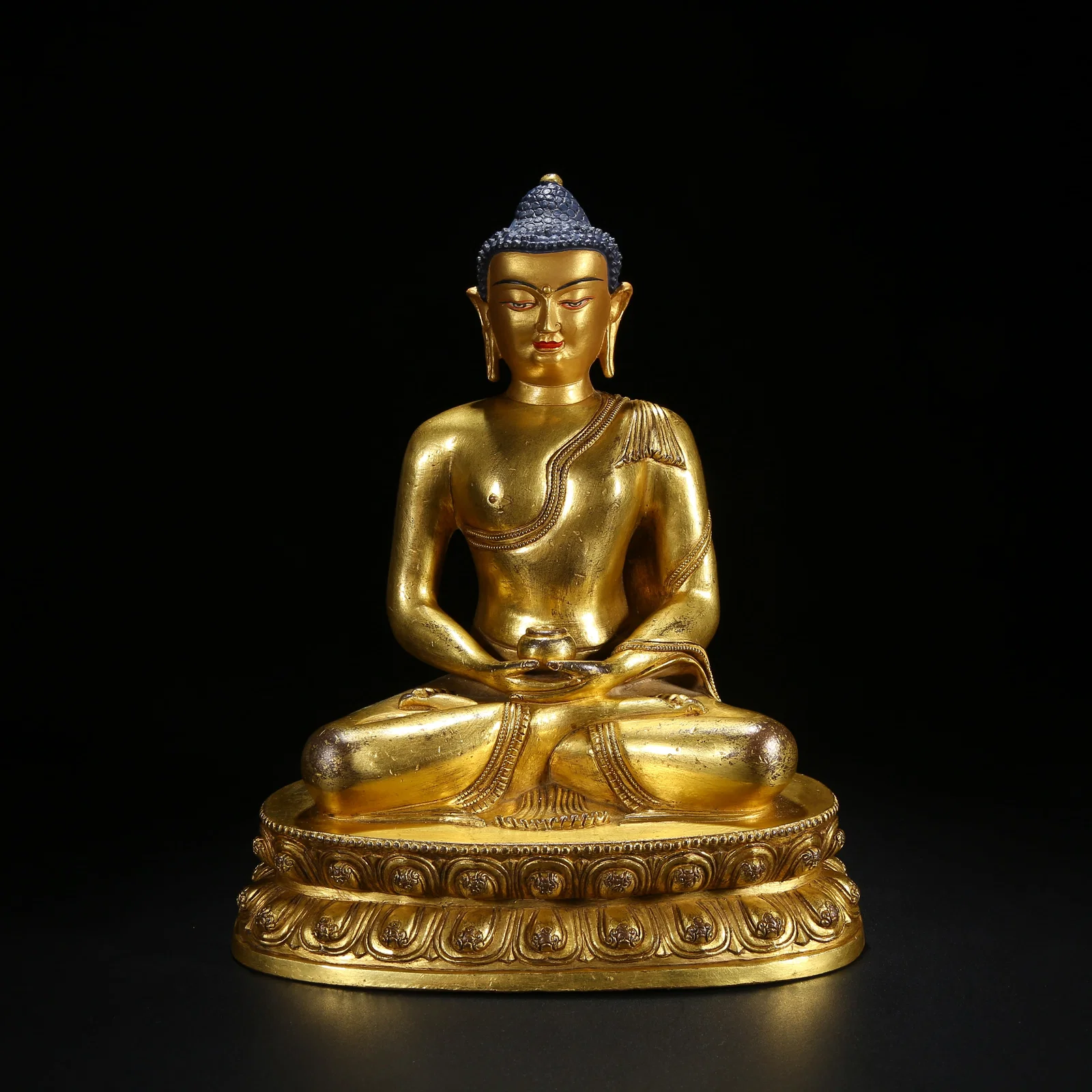 A GILT BRONZE STATUE OF SHAKYAMUNI BUDDHA