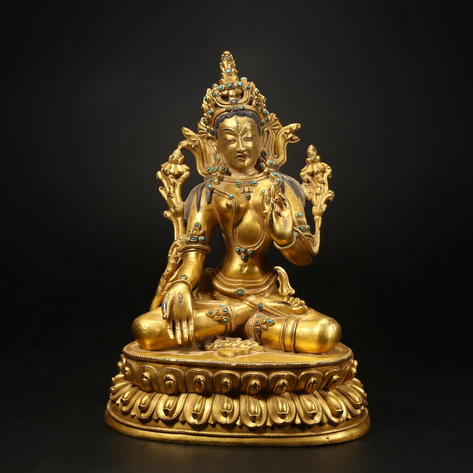 A GILT BRONZE STATUE OF WHITE TARA