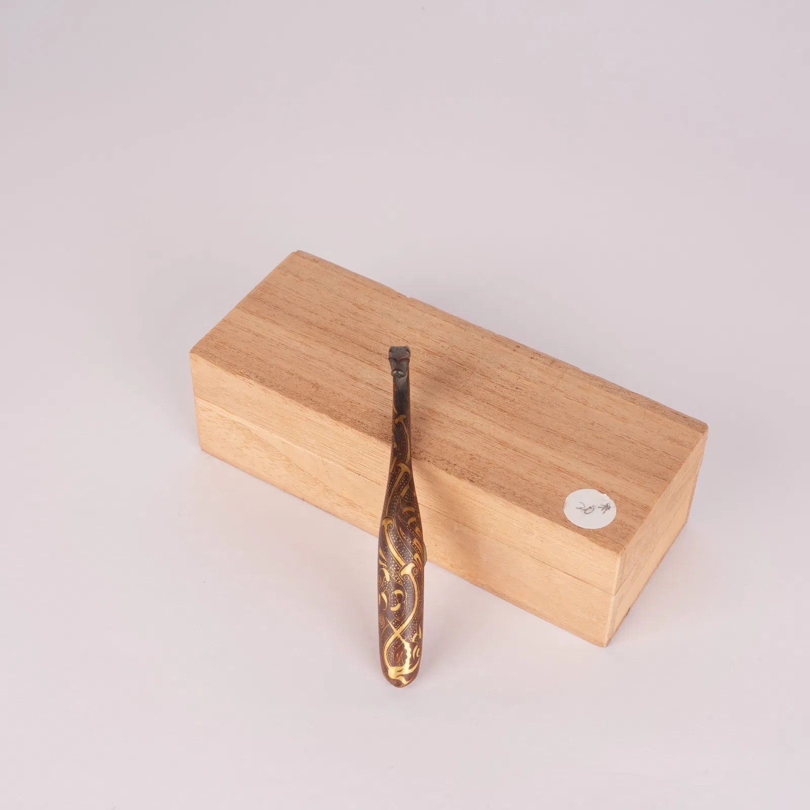 A GILT-FOIL PHOENIX PATTERN BELT HOOK, WARRING STATES PERIOD