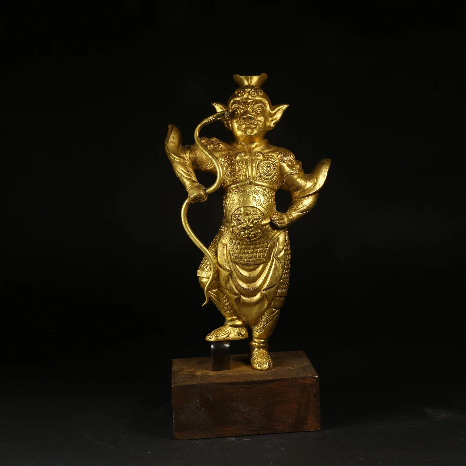 A GILT-LACQUER BRONZE FIGURE STATUE