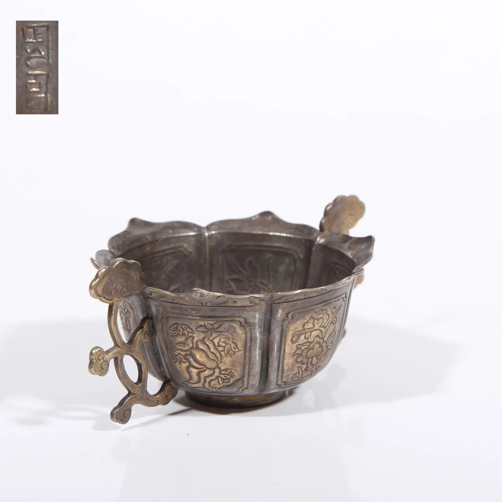 A GILT-SILVER CUP WITH FLORAL MOTIF