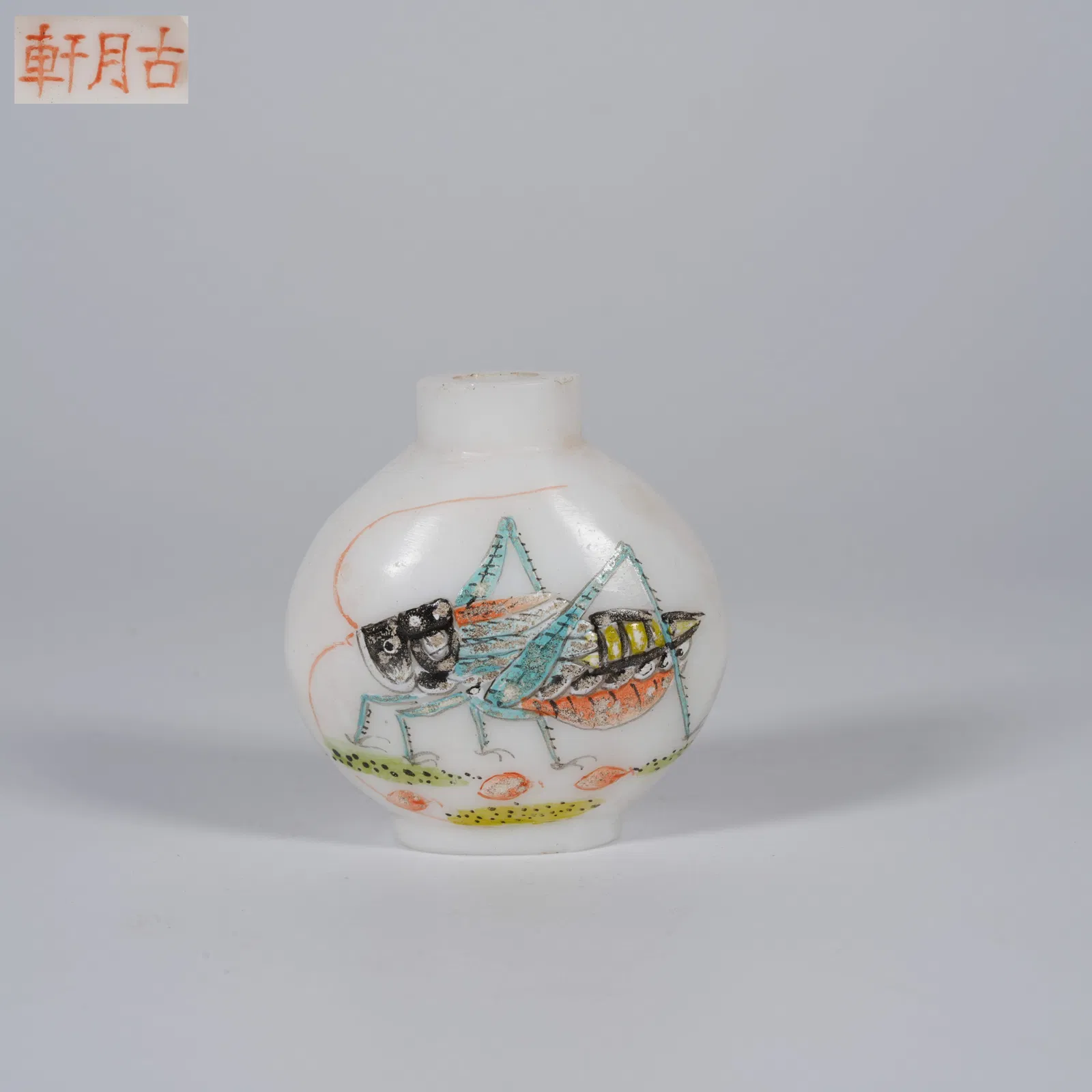 A GLASS SNUFF BOTTLE WITH CRICKET MOTIF
