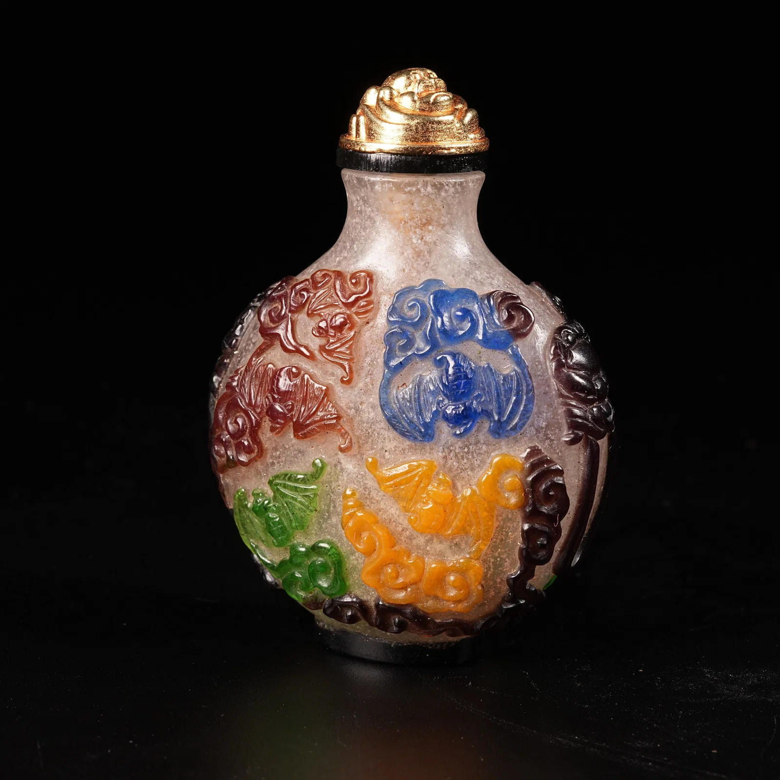 A GLASS SNUFF BOTTLE WITH FAMILLE-ROSE "MYRIAD BATS" MOTIF