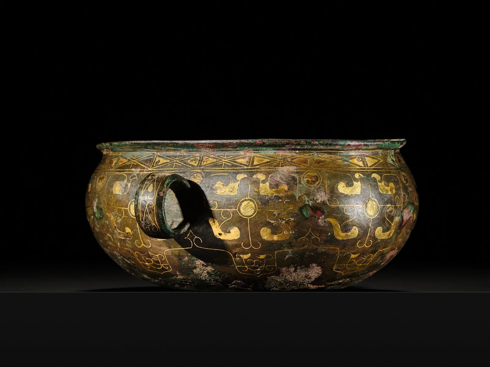 A GOLD-INLAID BRONZE EAR CUP, DUN, LATE SPRING AND AUTUMN PERIOD TO EARLY TO WESTERN HAN DYNASTY