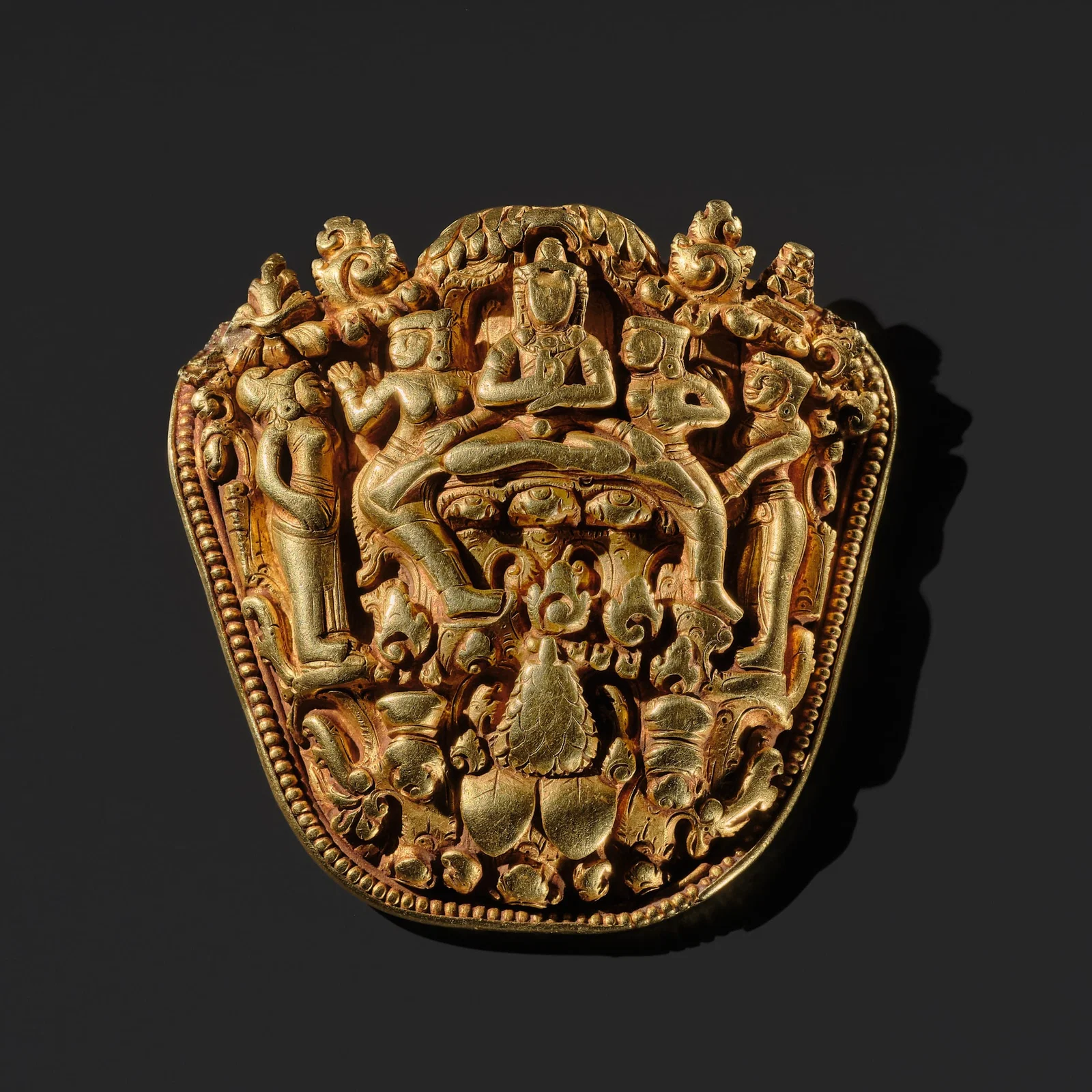 A GOLD NARRATIVE PENDANT DEPICTING ARJUNA WIWAHA, SOUTHEAST MALUKU, MAJAPAHIT PERIOD, 14TH-16TH