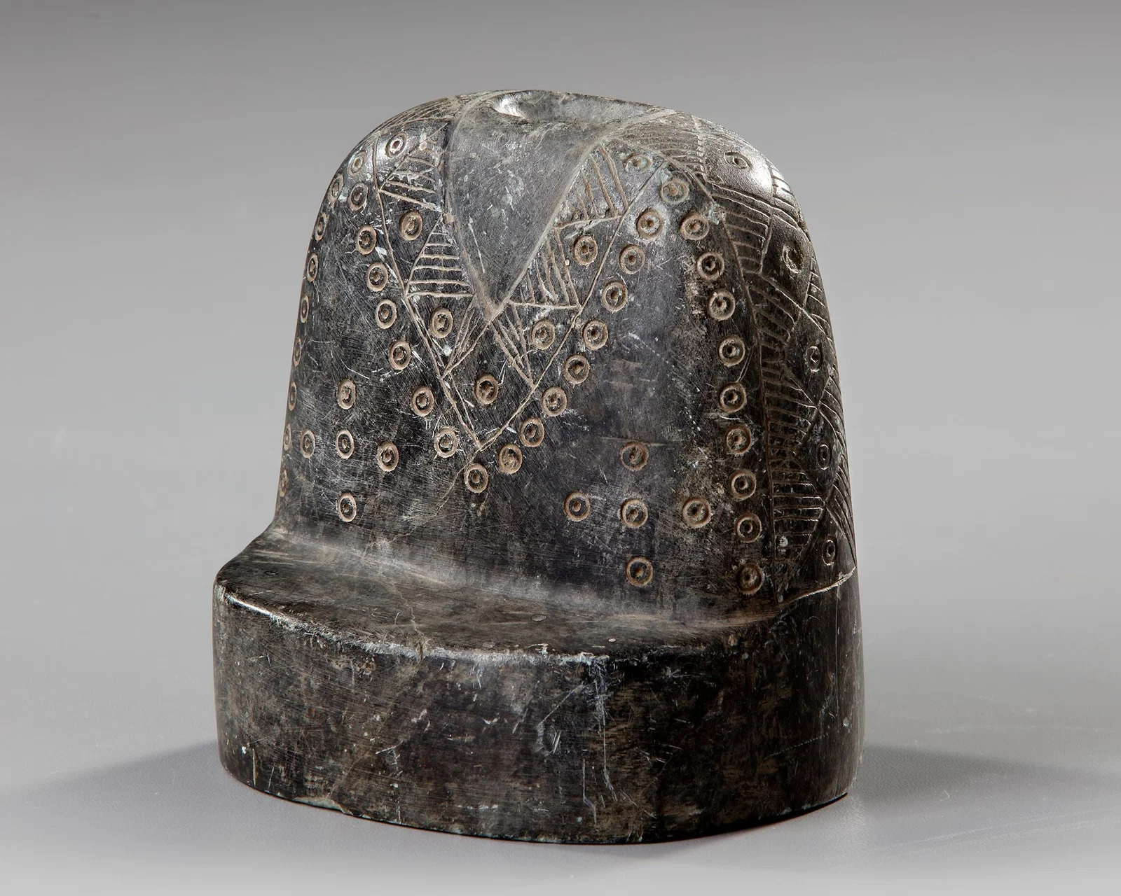 A GREEN ALABASTER PLANK IDOL, 2ND MILLENNIUM BC