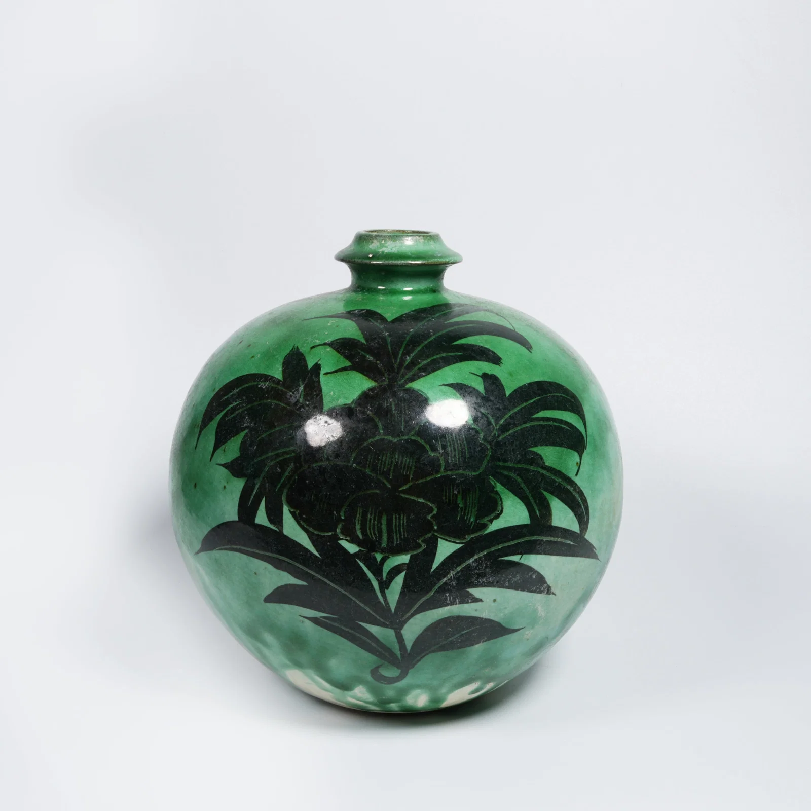 A GREEN-GLAZED FLORAL DULU VASE